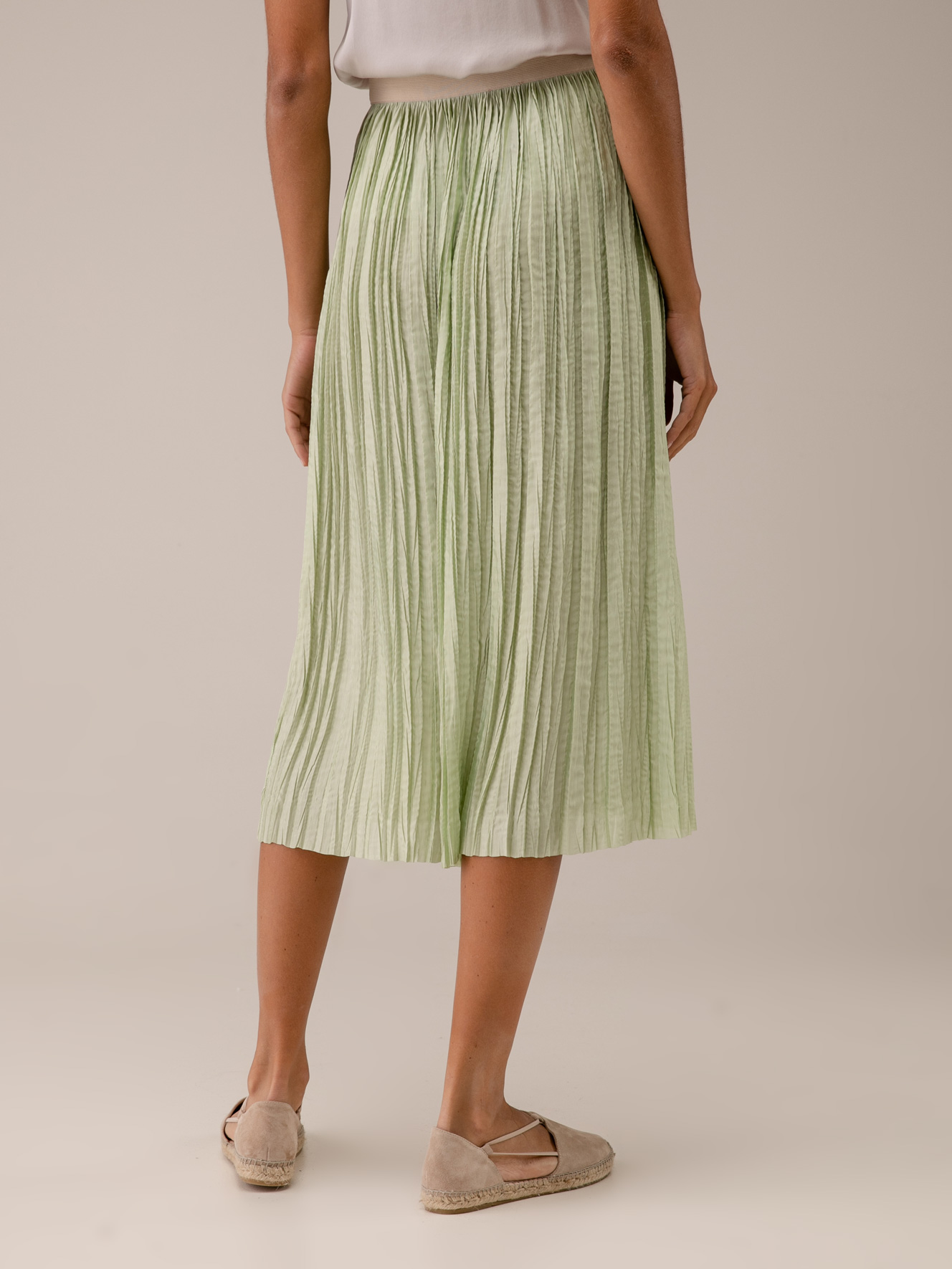 Detailansicht von Midi-Plisseerock von ROBERTO COLLINA