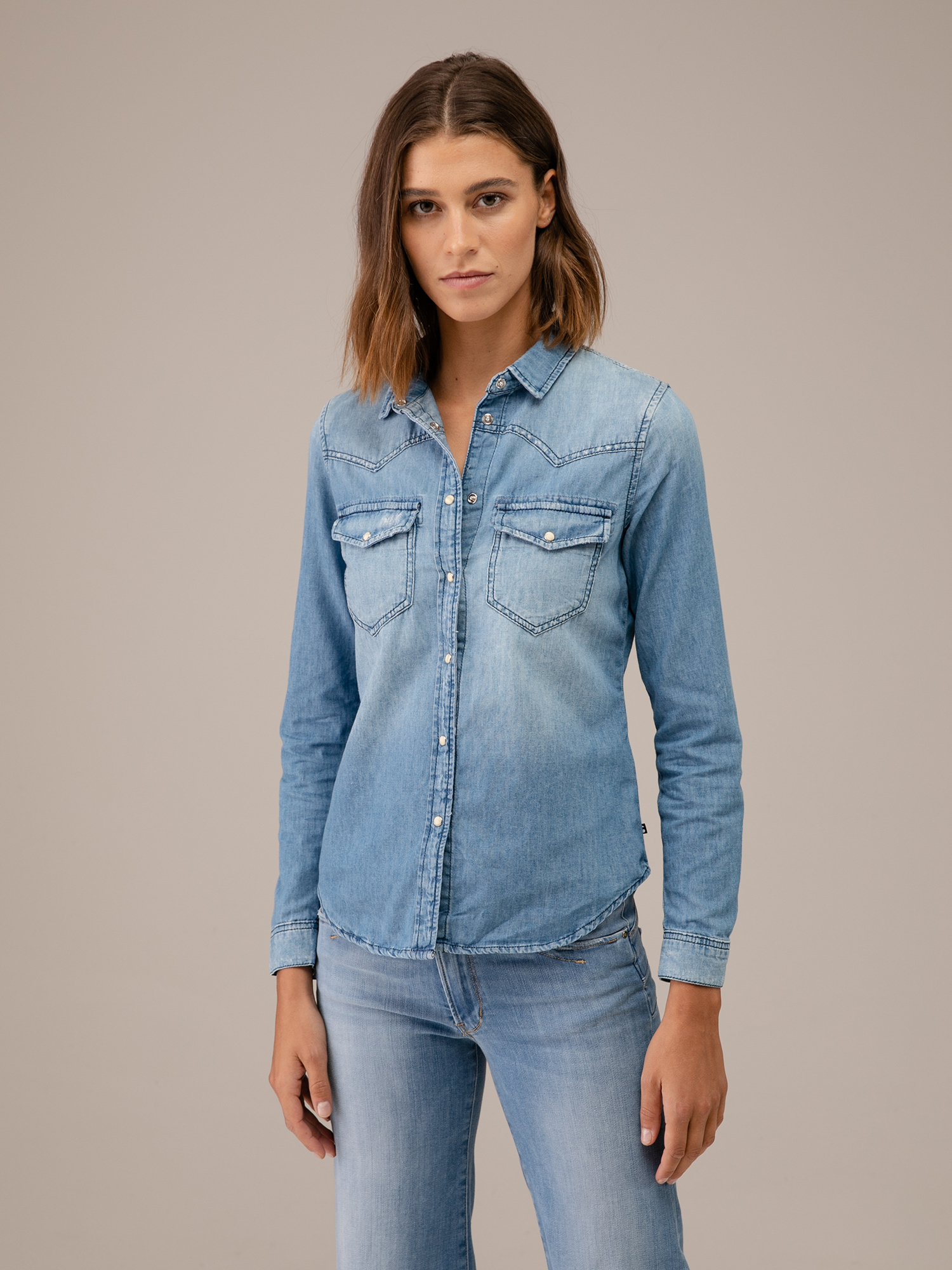 Detailansicht von Jeanshemd von LE TEMPS DES CERISES