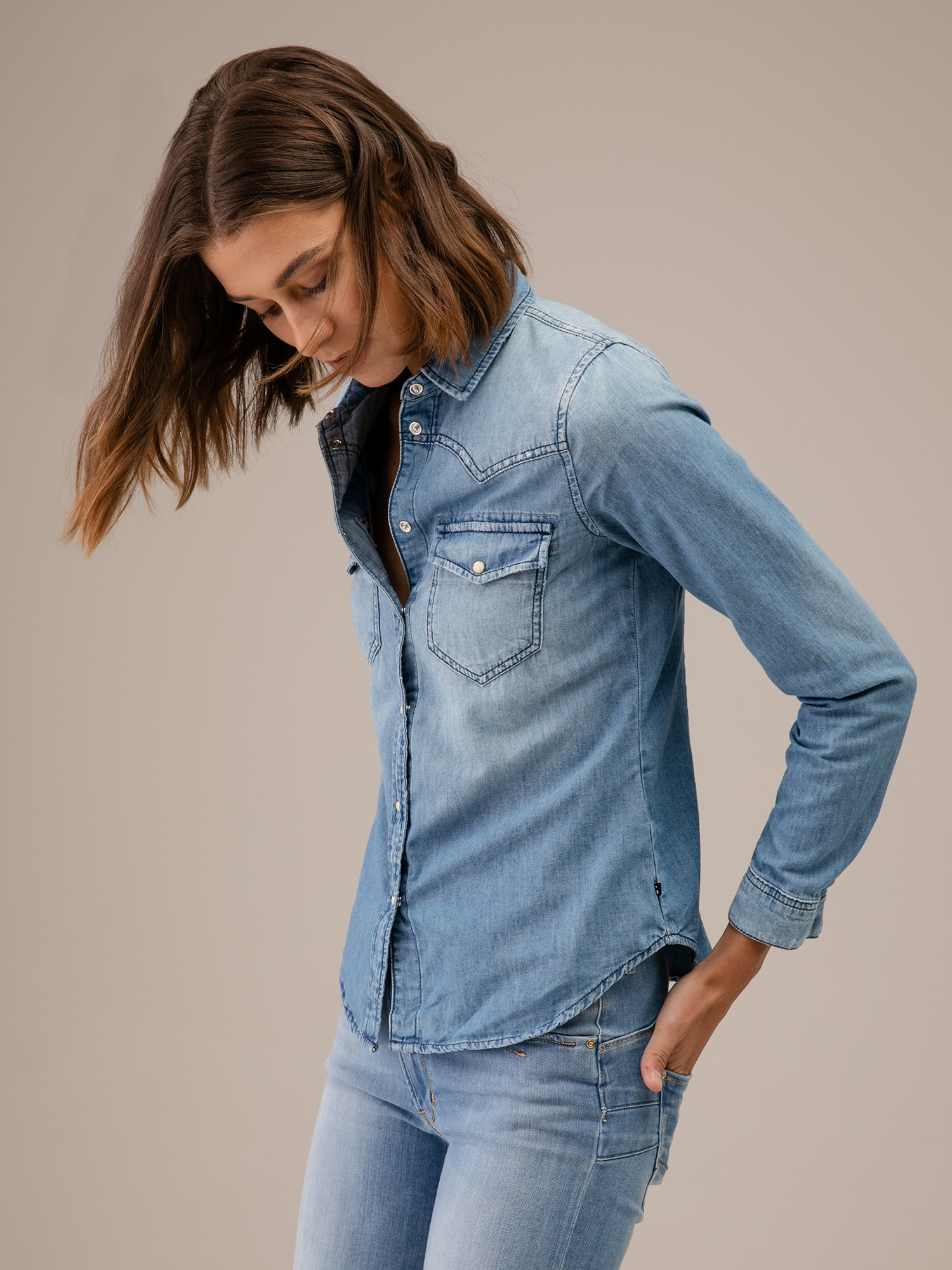 Detailansicht von Jeanshemd von LE TEMPS DES CERISES