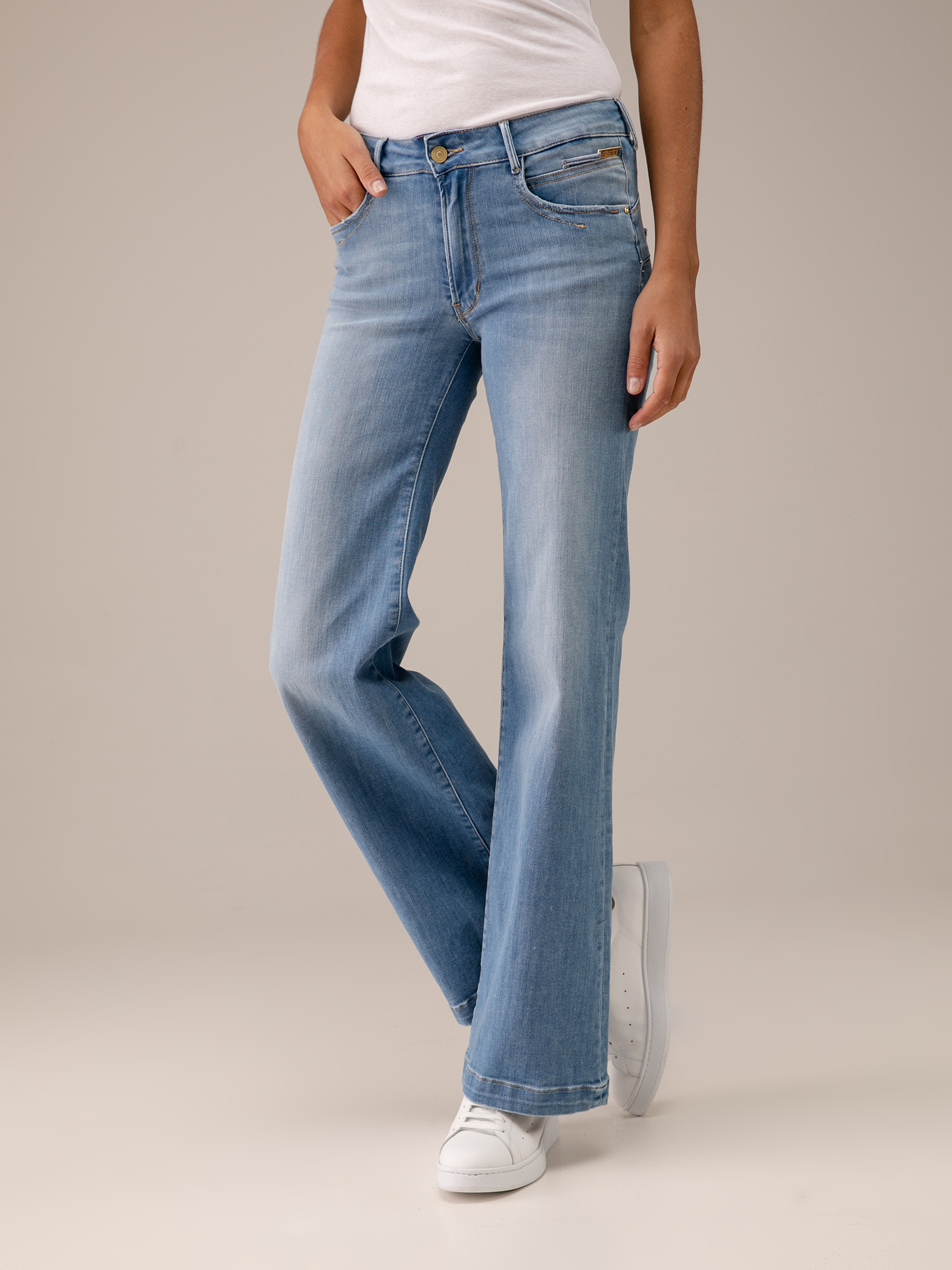 Detailansicht von Flared Jeans von LE TEMPS DES CERISES