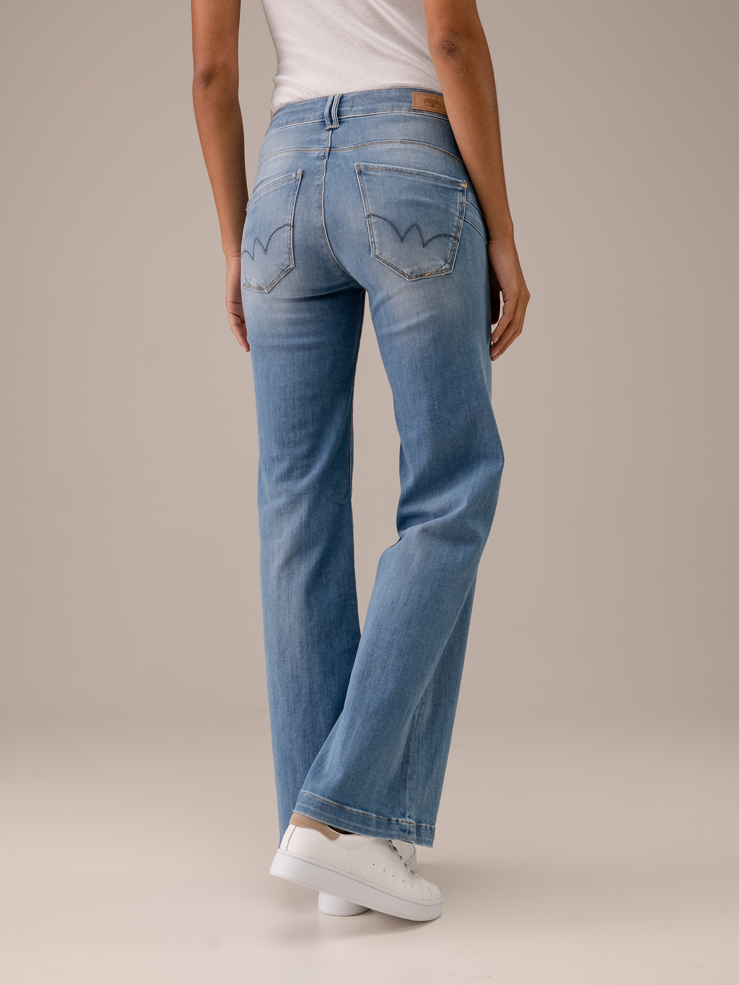 Detailansicht von Flared Jeans von LE TEMPS DES CERISES