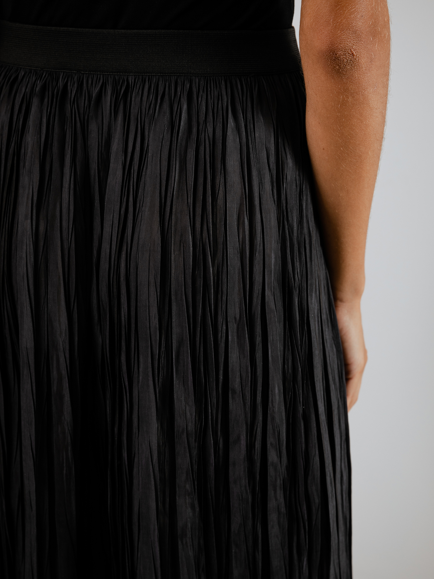 Detailansicht von Midi-Plisseerock von ROBERTO COLLINA