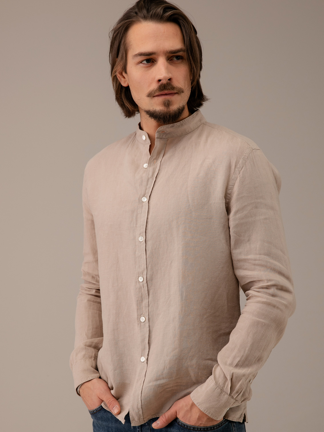 Detailansicht von Leinenhemd mit Stehkragen von 04651