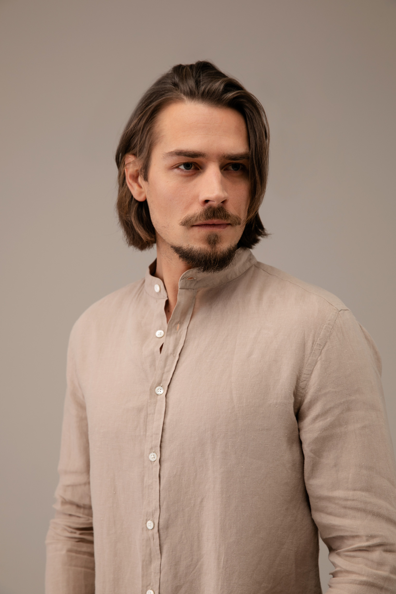 Detailansicht von Leinenhemd mit Stehkragen von 04651