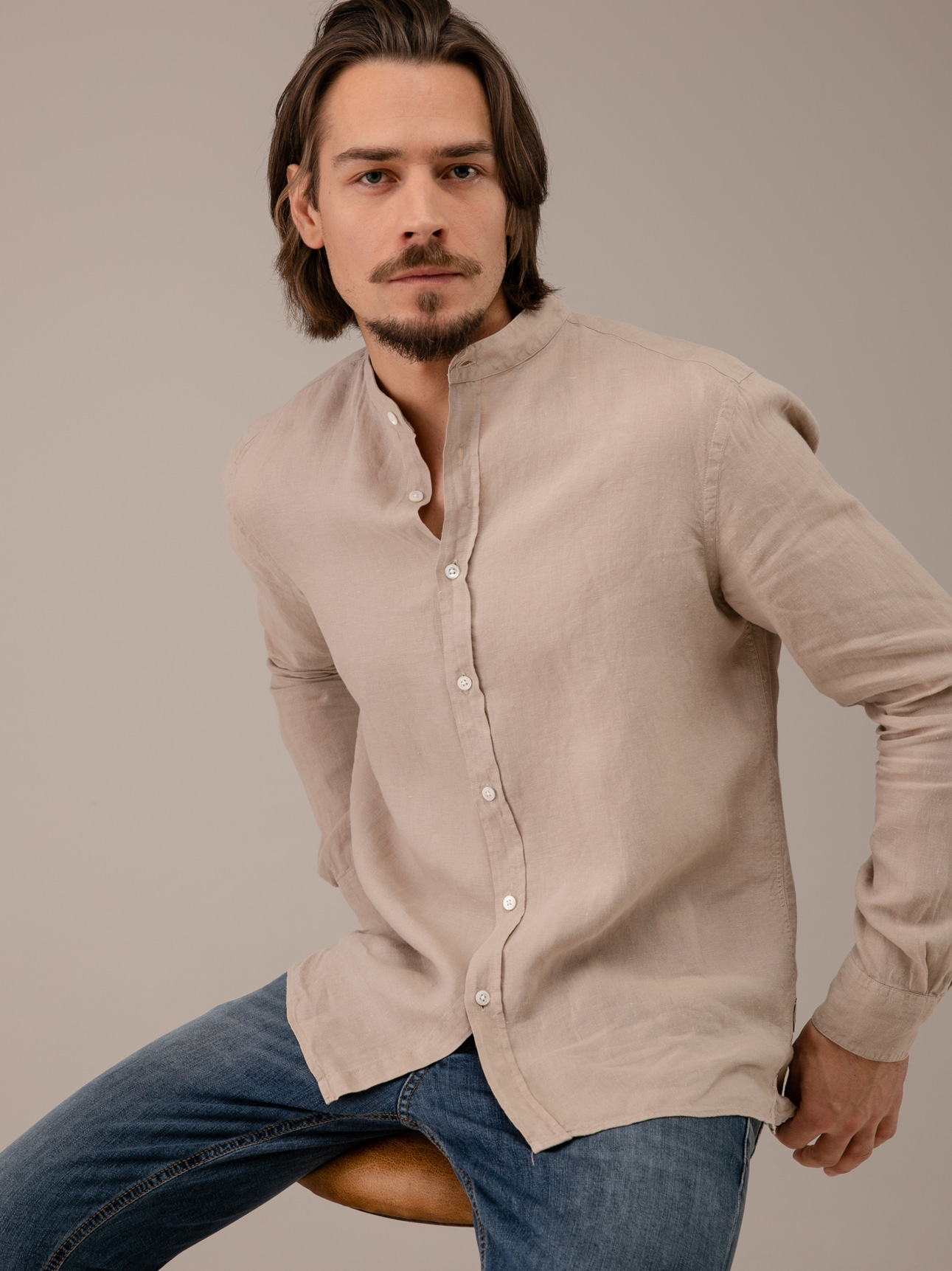 Detailansicht von Leinenhemd mit Stehkragen von 04651