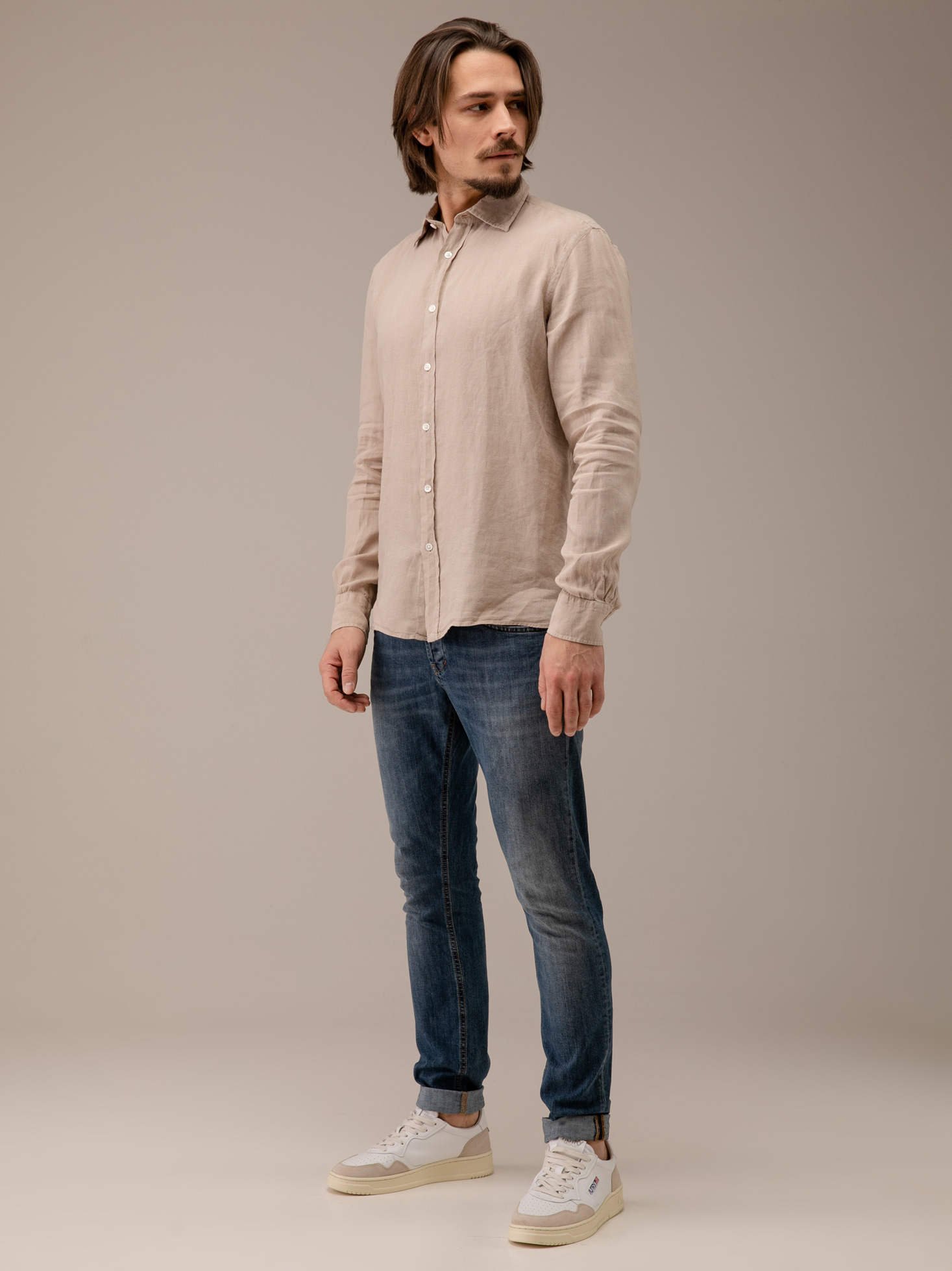 Detailansicht von Leinenhemd mit Kentkragen von 04651