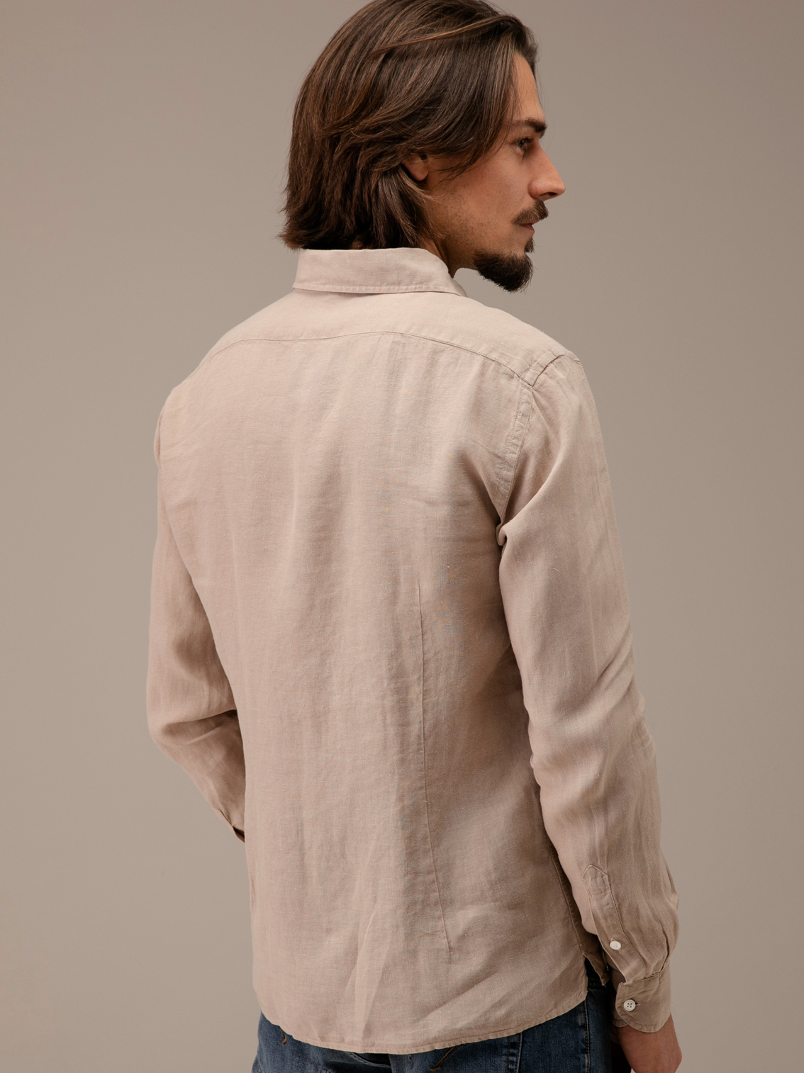 Detailansicht von Leinenhemd mit Kentkragen von 04651