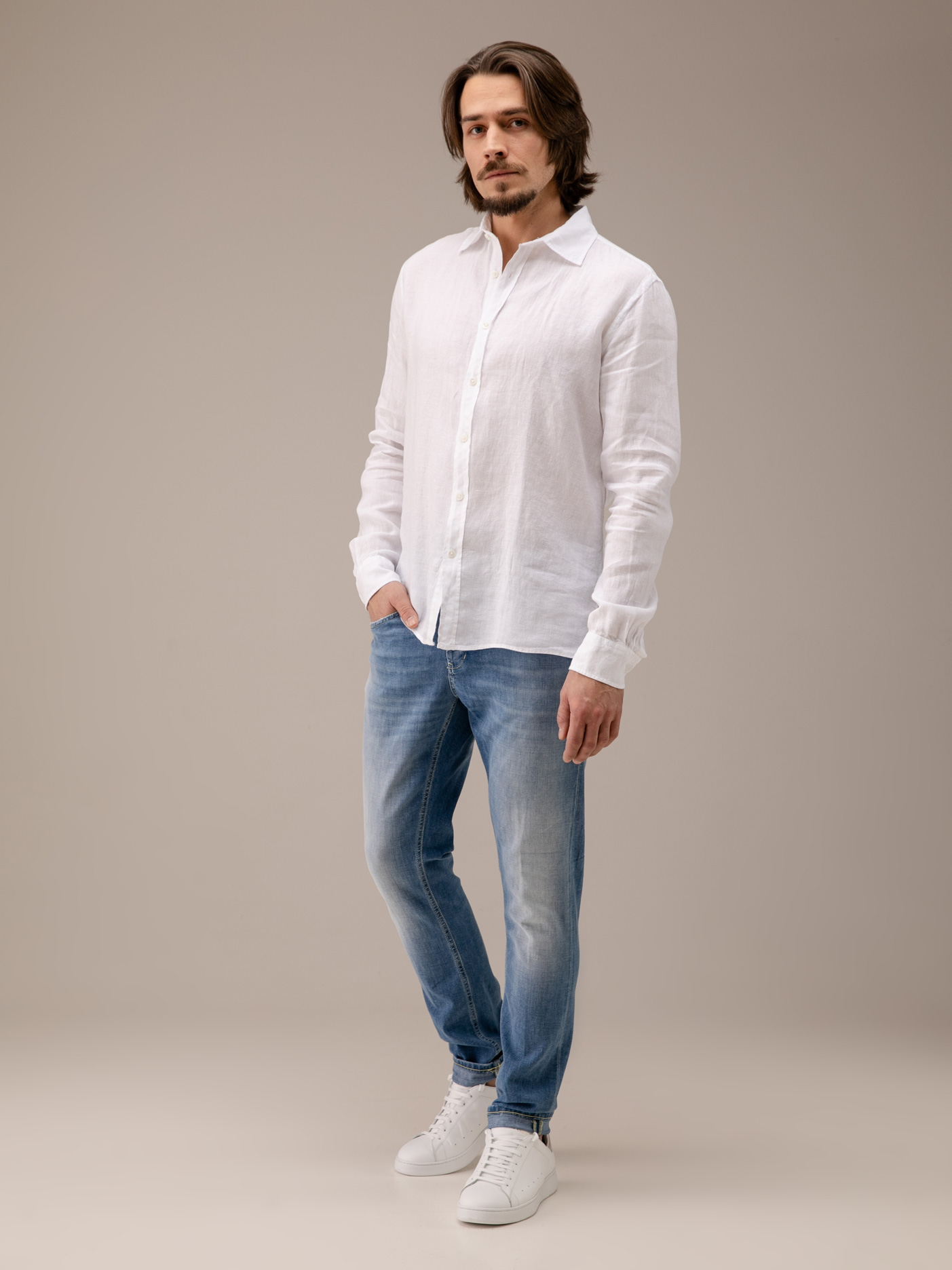 Detailansicht von Leinenhemd mit Kentkragen von 04651