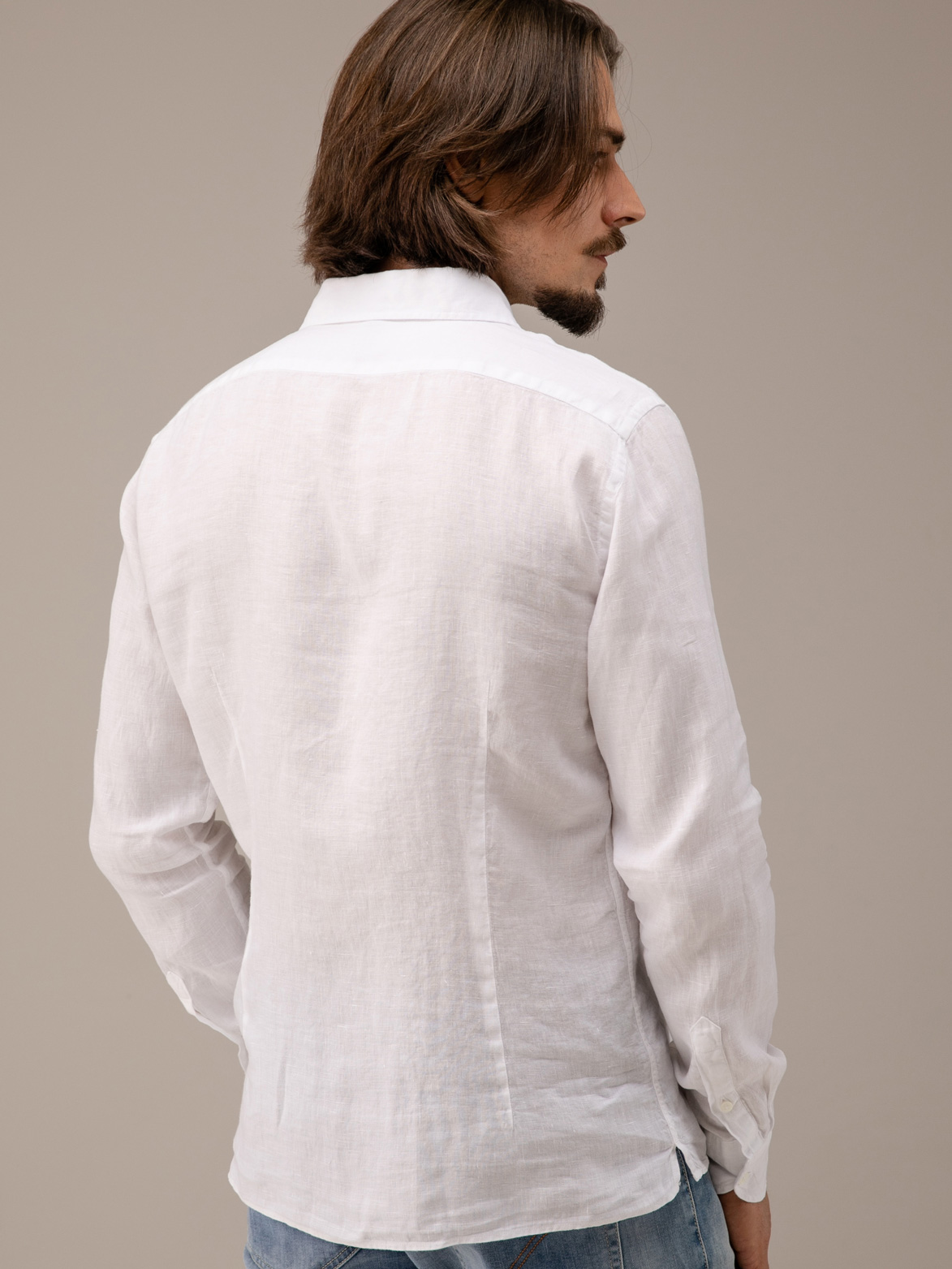 Detailansicht von Leinenhemd mit Kentkragen von 04651
