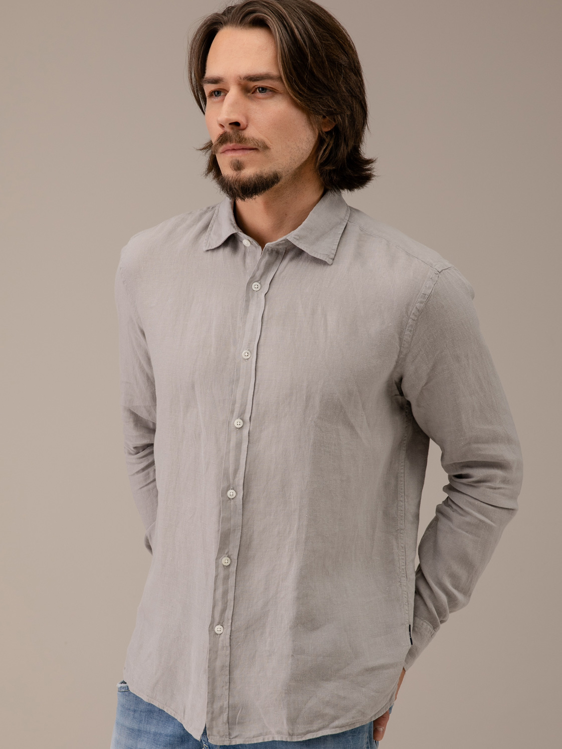 Detailansicht von Leinenhemd mit Kentkragen von 04651