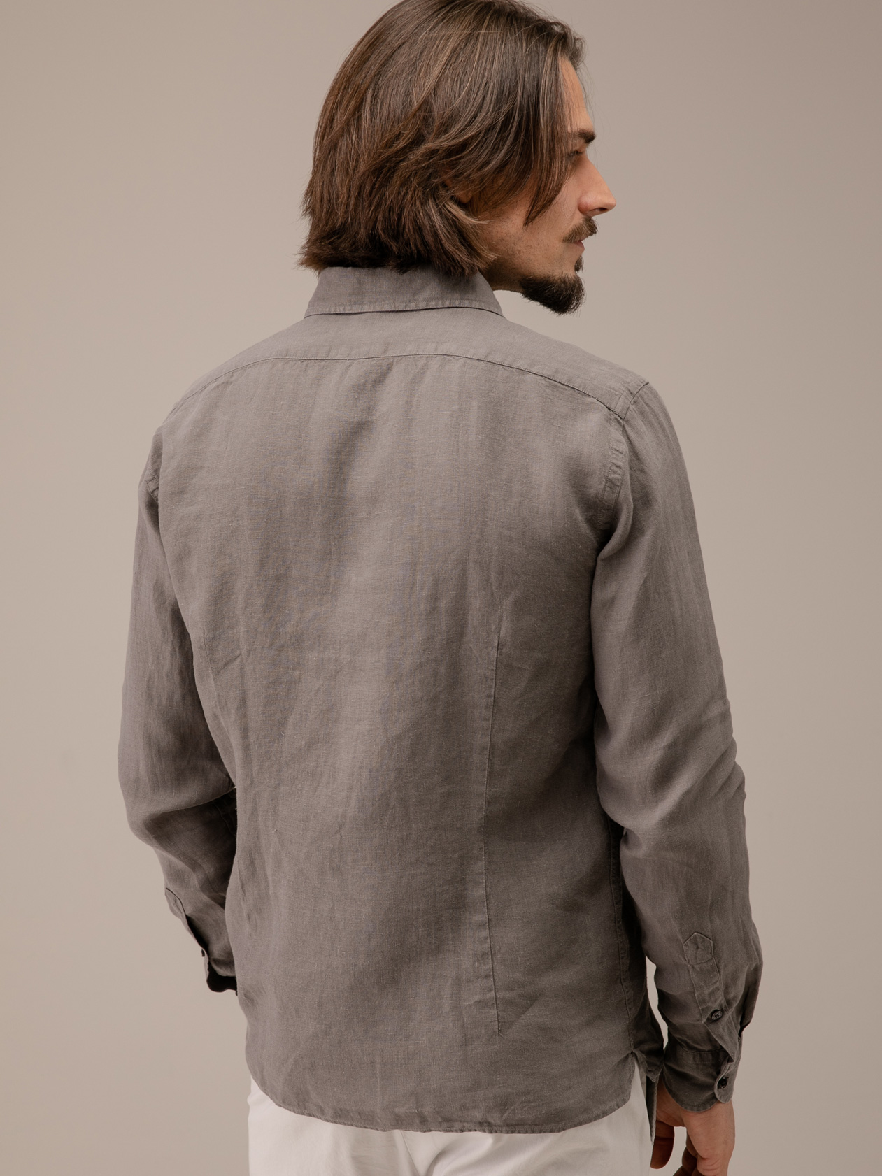 Detailansicht von Leinenhemd mit Kentkragen von 04651