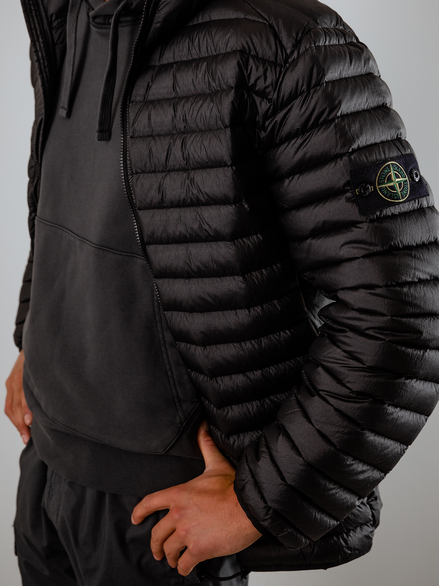 Detailansicht von Daunenjacke von STONE ISLAND