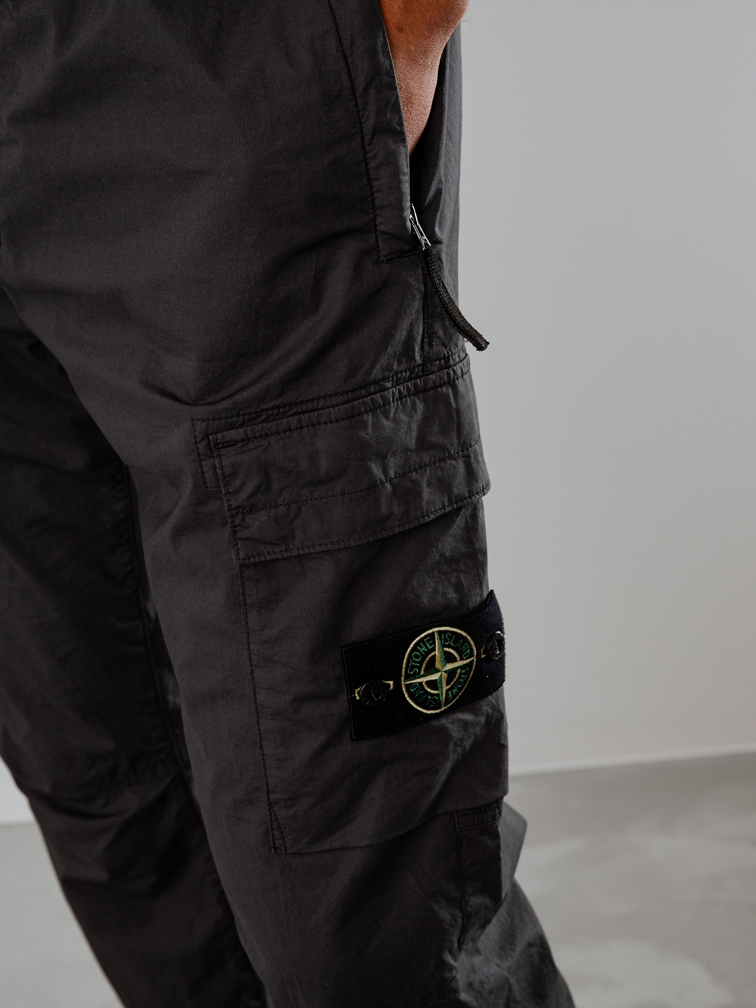 Detailansicht von Cargohose aus Baumwolle im Jogging-Stil von STONE ISLAND