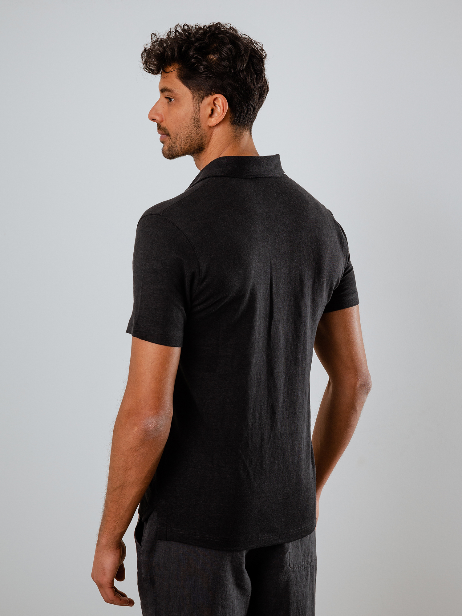 Detailansicht von Kurzarm-Poloshirt aus Leinen von STEFAN BRANDT