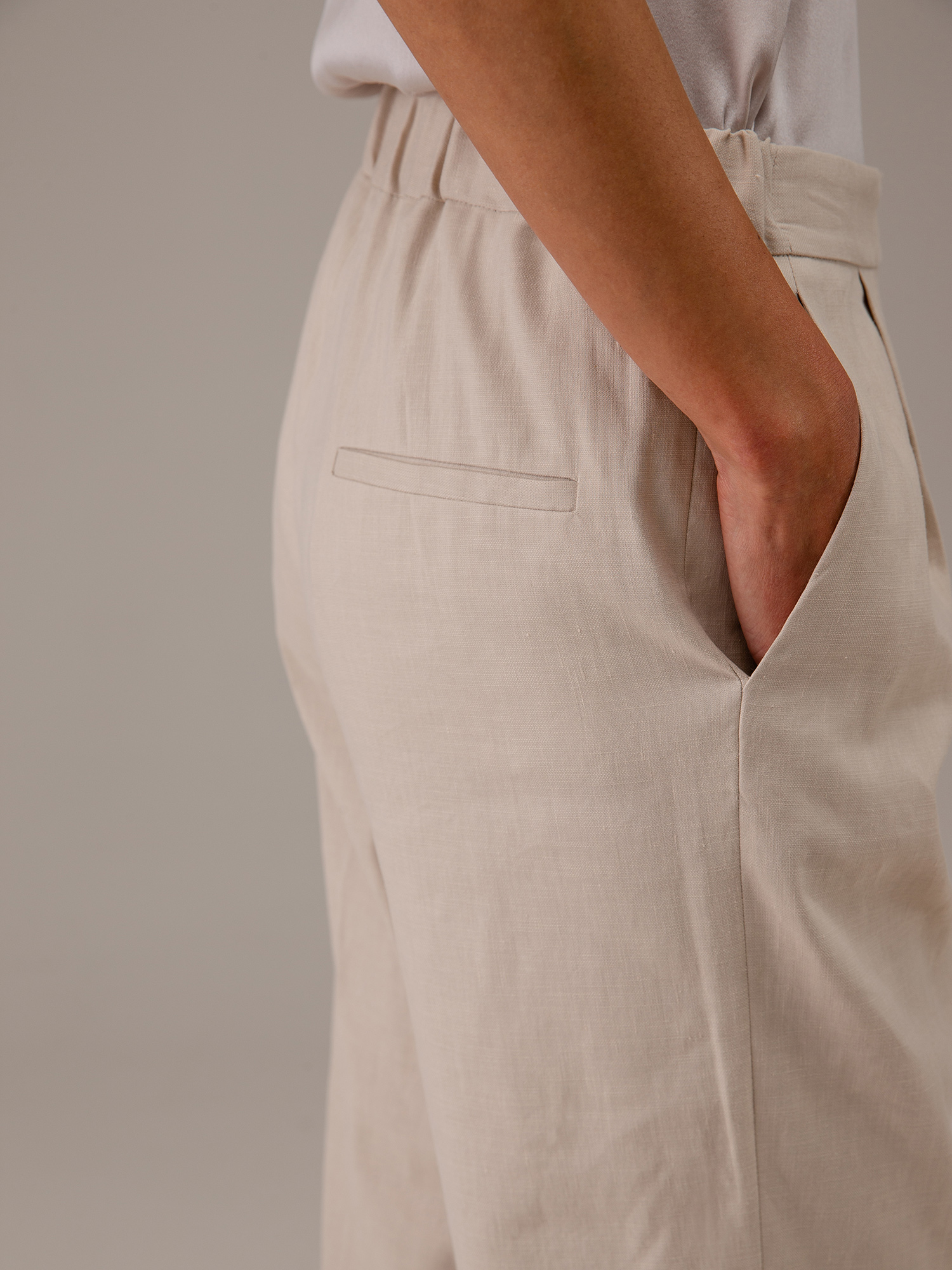 Detailansicht von Weite Hose aus Leinen von ANTONELLI