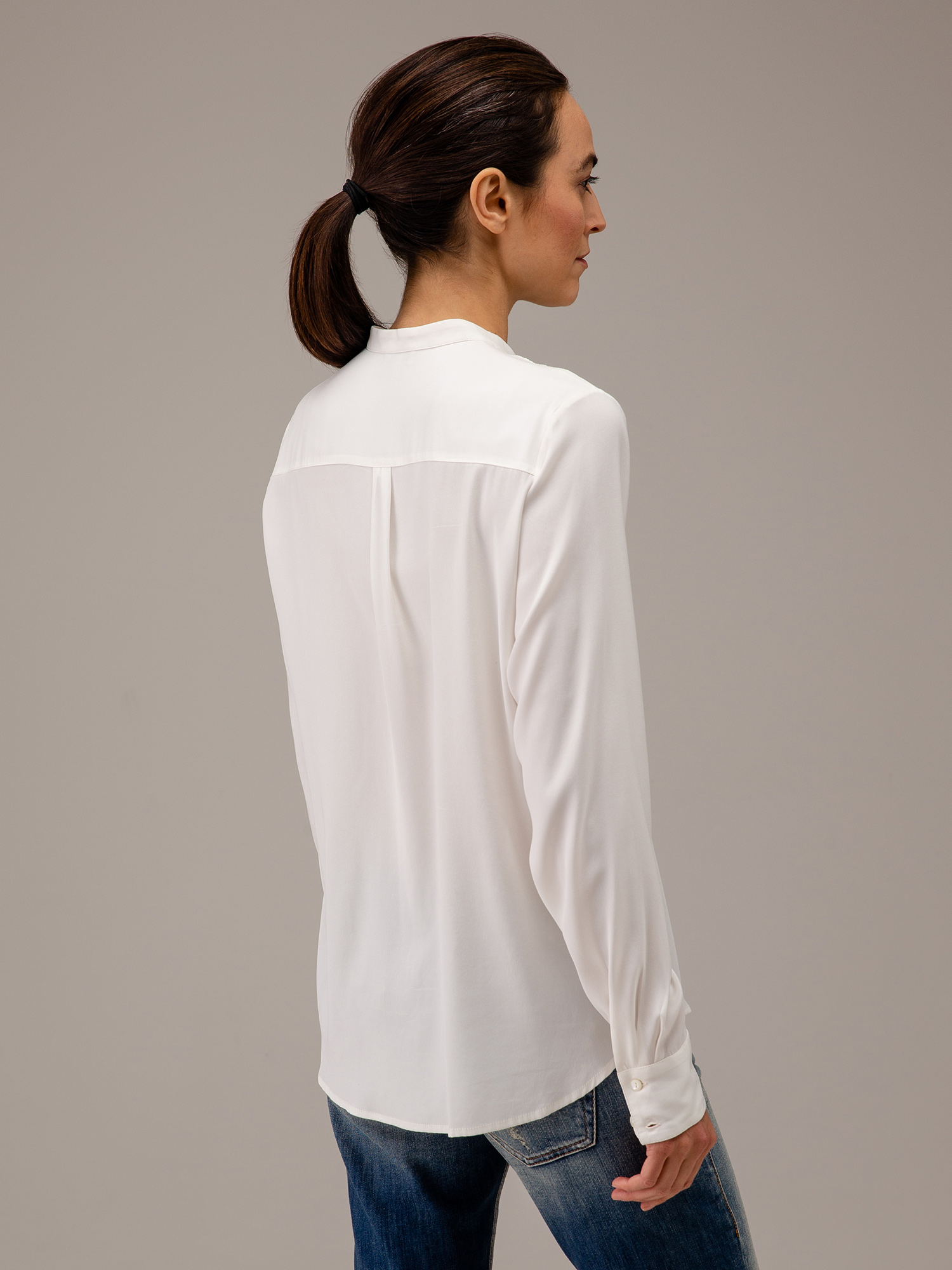 Detailansicht von Seidenbluse mit verdeckter Knopfleiste von HER SHIRT