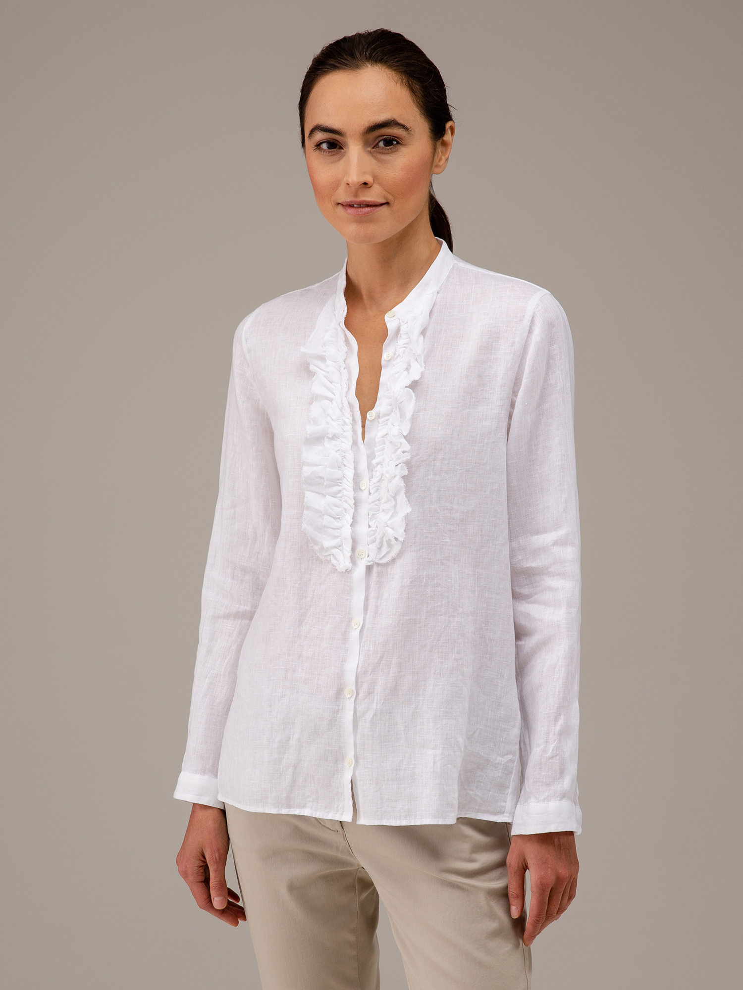 Detailansicht von Leinenbluse mit Rüschung von ROBERT FRIEDMAN