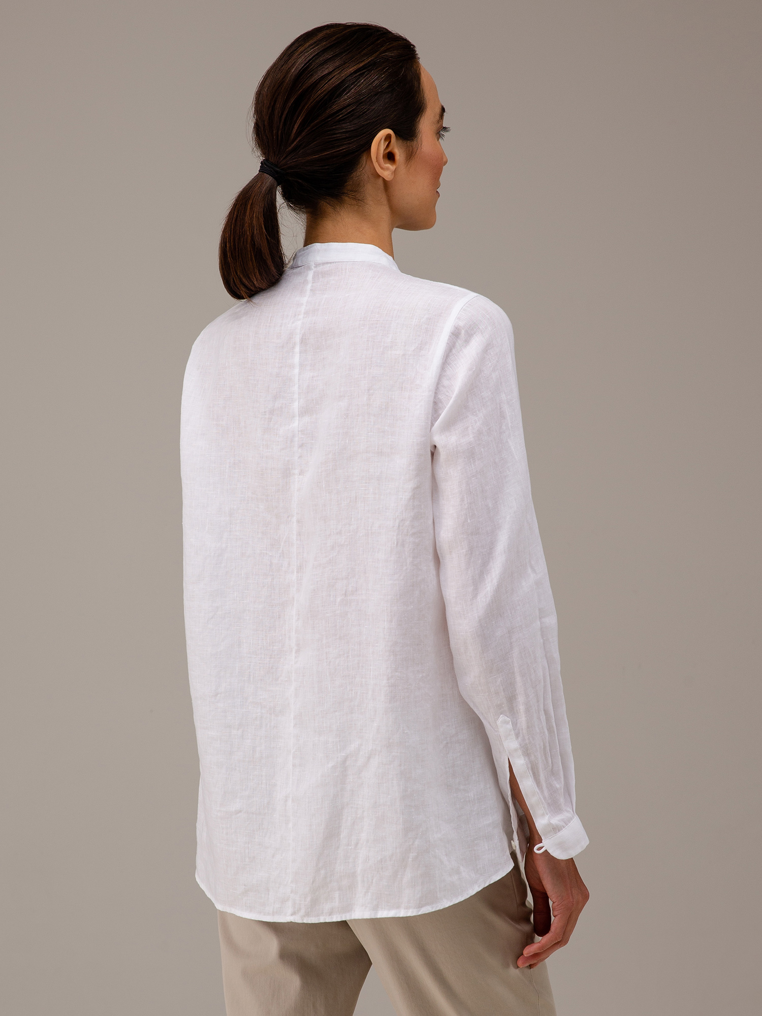 Detailansicht von Leinenbluse mit Rüschung von ROBERT FRIEDMAN