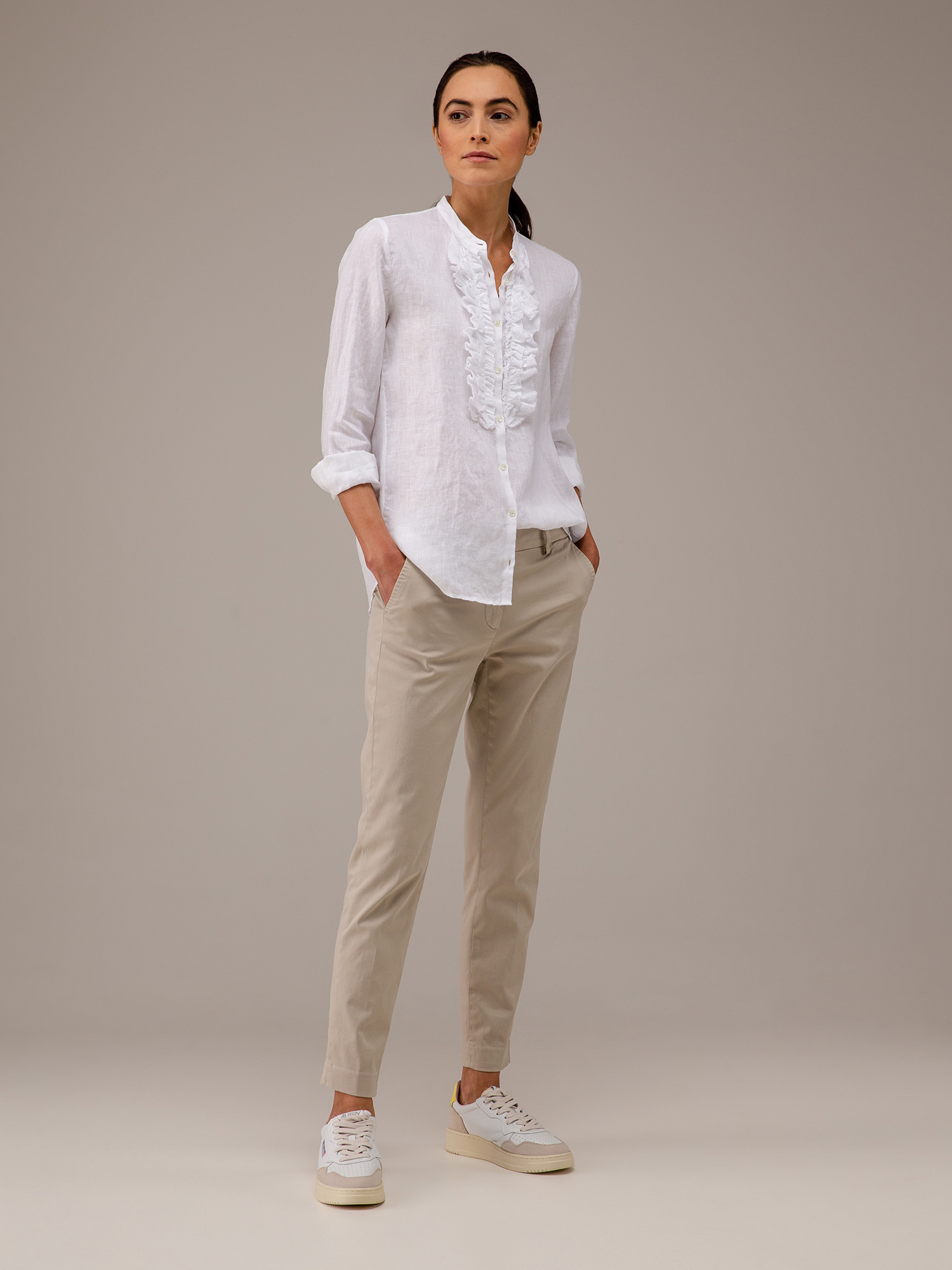 Detailansicht von Leinenbluse mit Rüschung von ROBERT FRIEDMAN