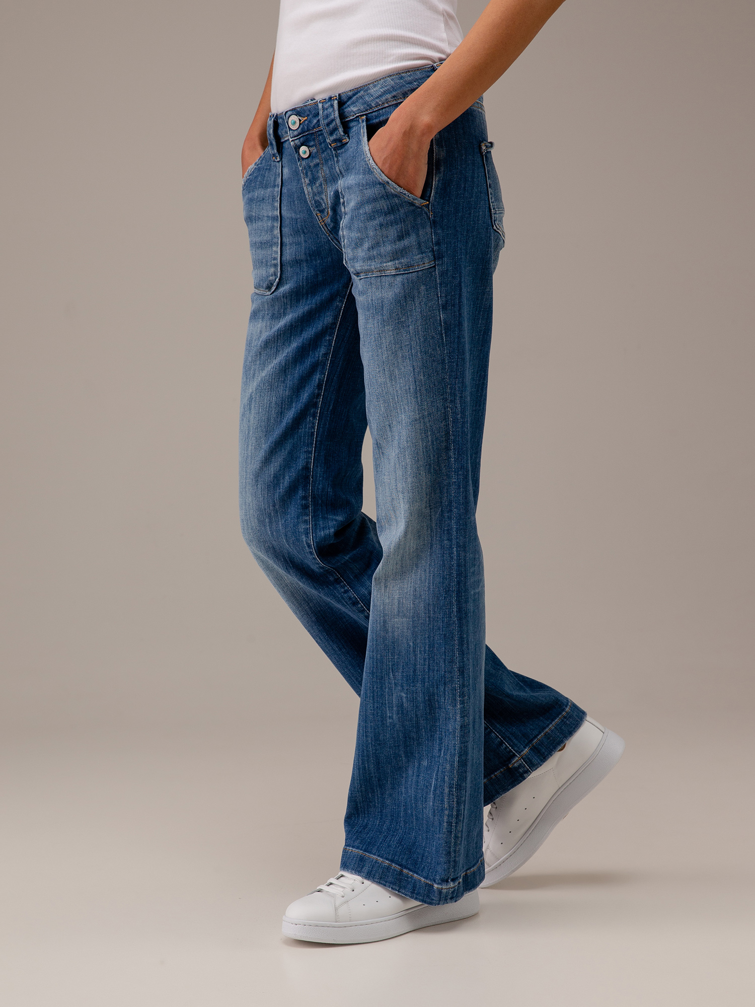 Detailansicht von Flared Jeans von LE TEMPS DES CERISES