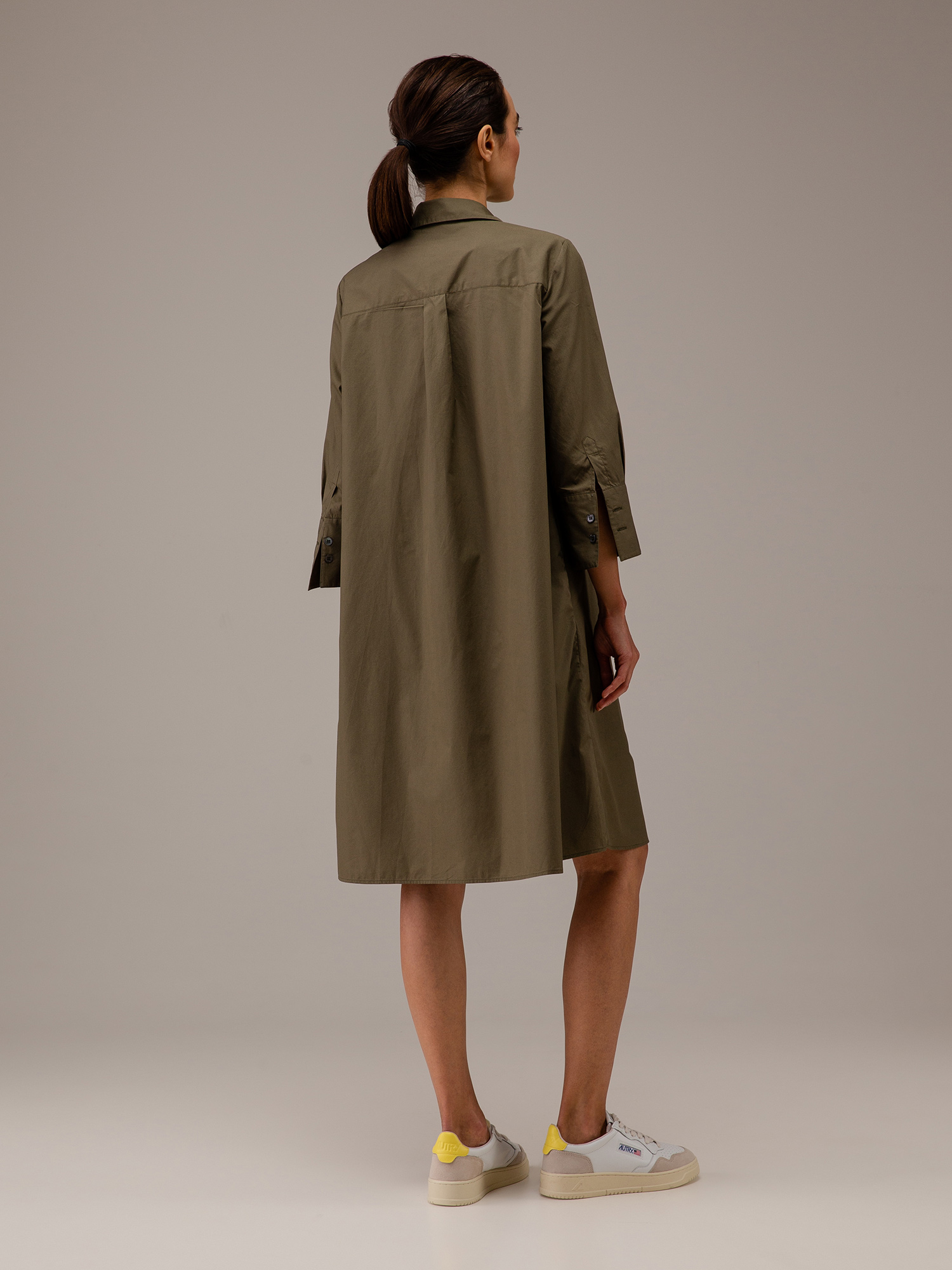 Detailansicht von Midi-Hemdblusenkleid aus Baumwolle von ROBERT FRIEDMAN