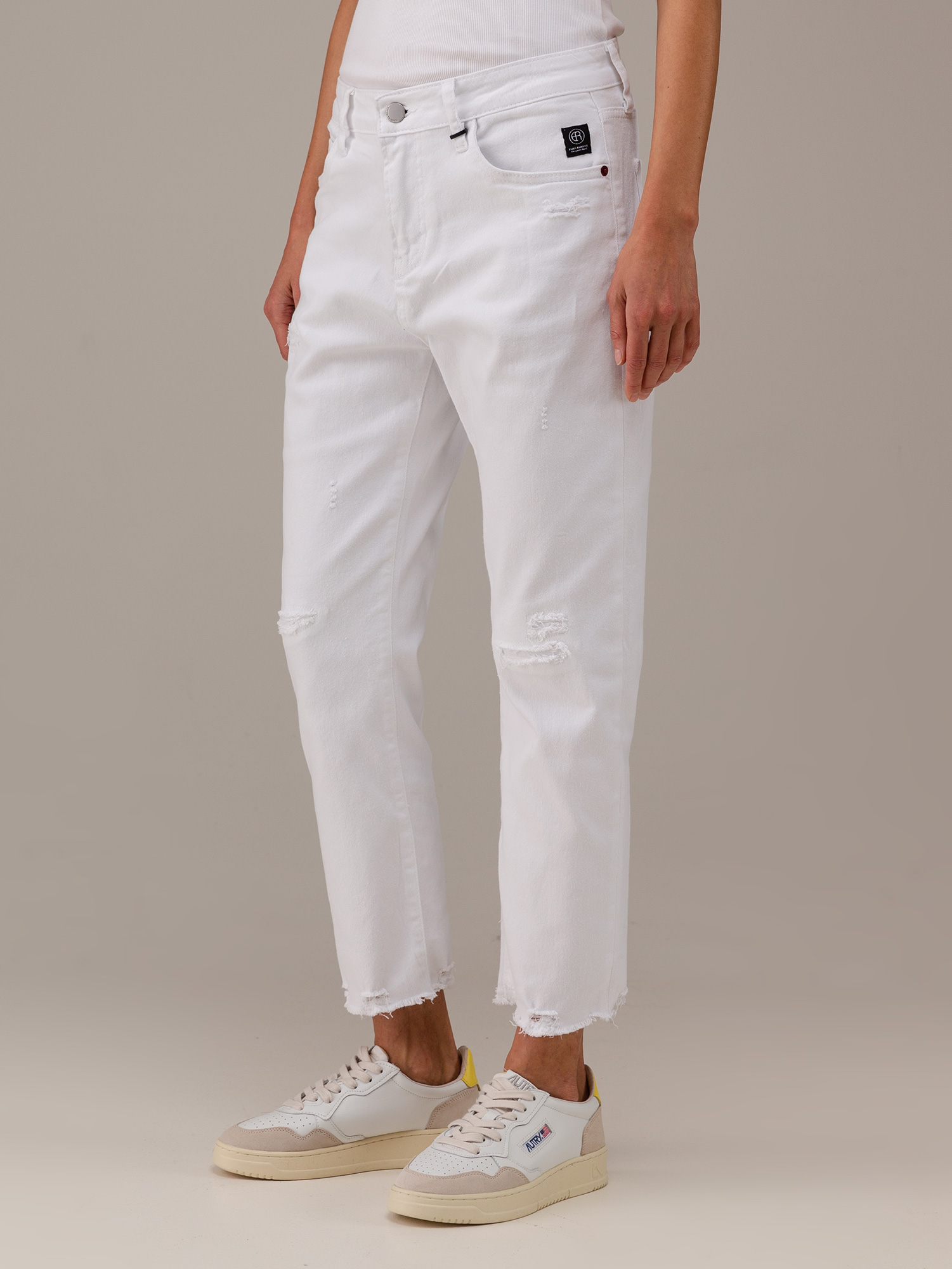 Detailansicht von Boyfriend Jeans von ELIAS RUMELIS