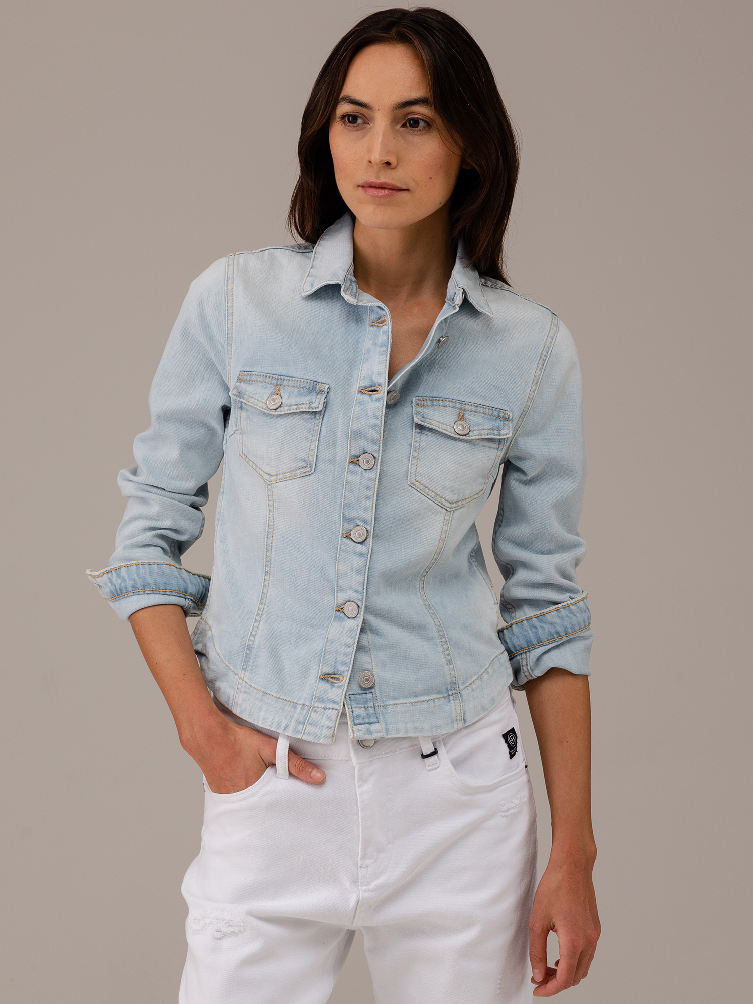 Detailansicht von Jeansjacke von LE TEMPS DES CERISES