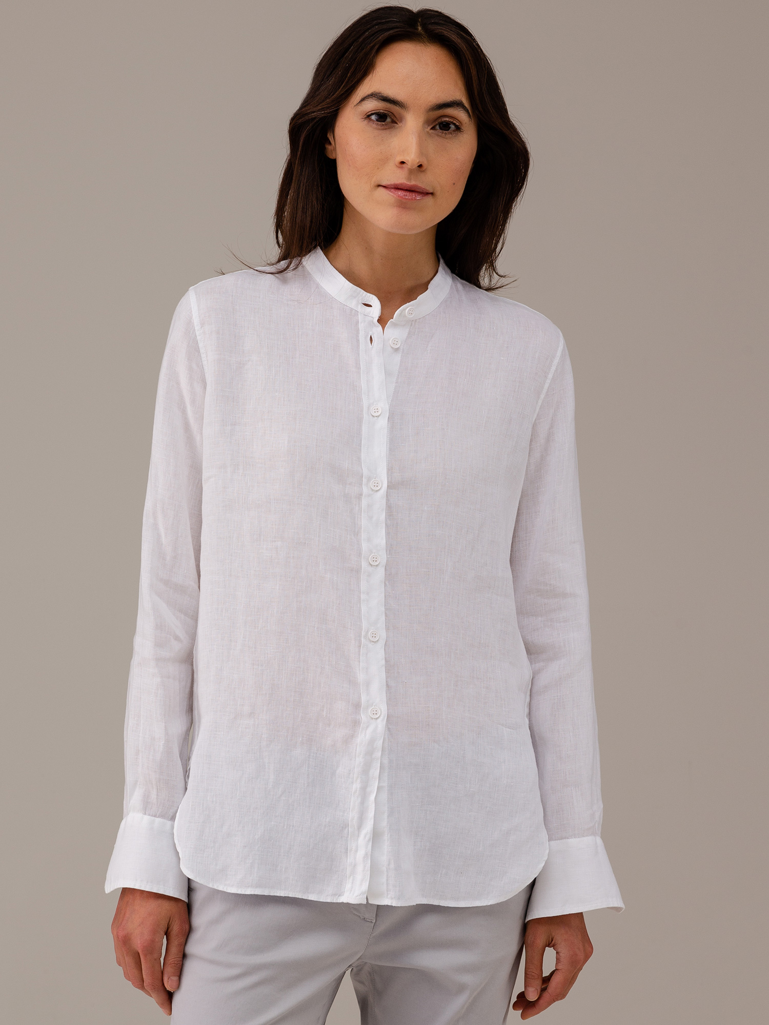 Detailansicht von Leinenbluse mit Stehkragen von CALIBAN