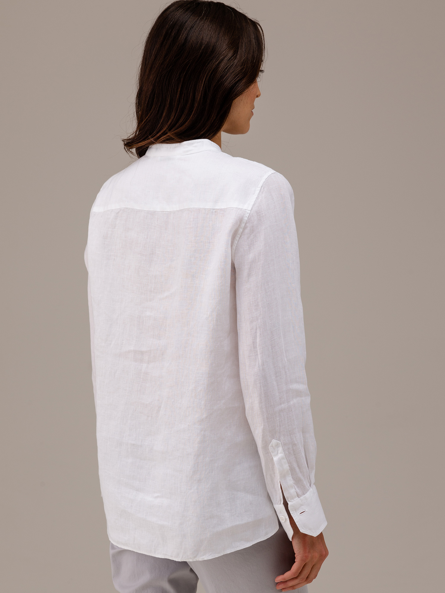 Detailansicht von Leinenbluse mit Stehkragen von CALIBAN