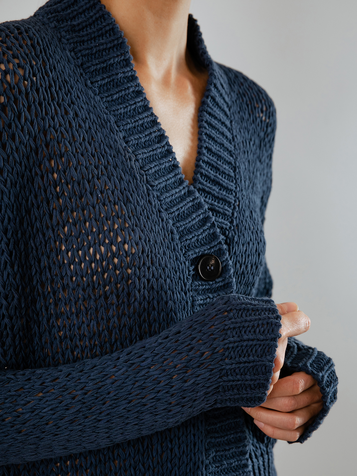 Detailansicht von Strickjacke aus Baumwolle von ROBERTO COLLINA