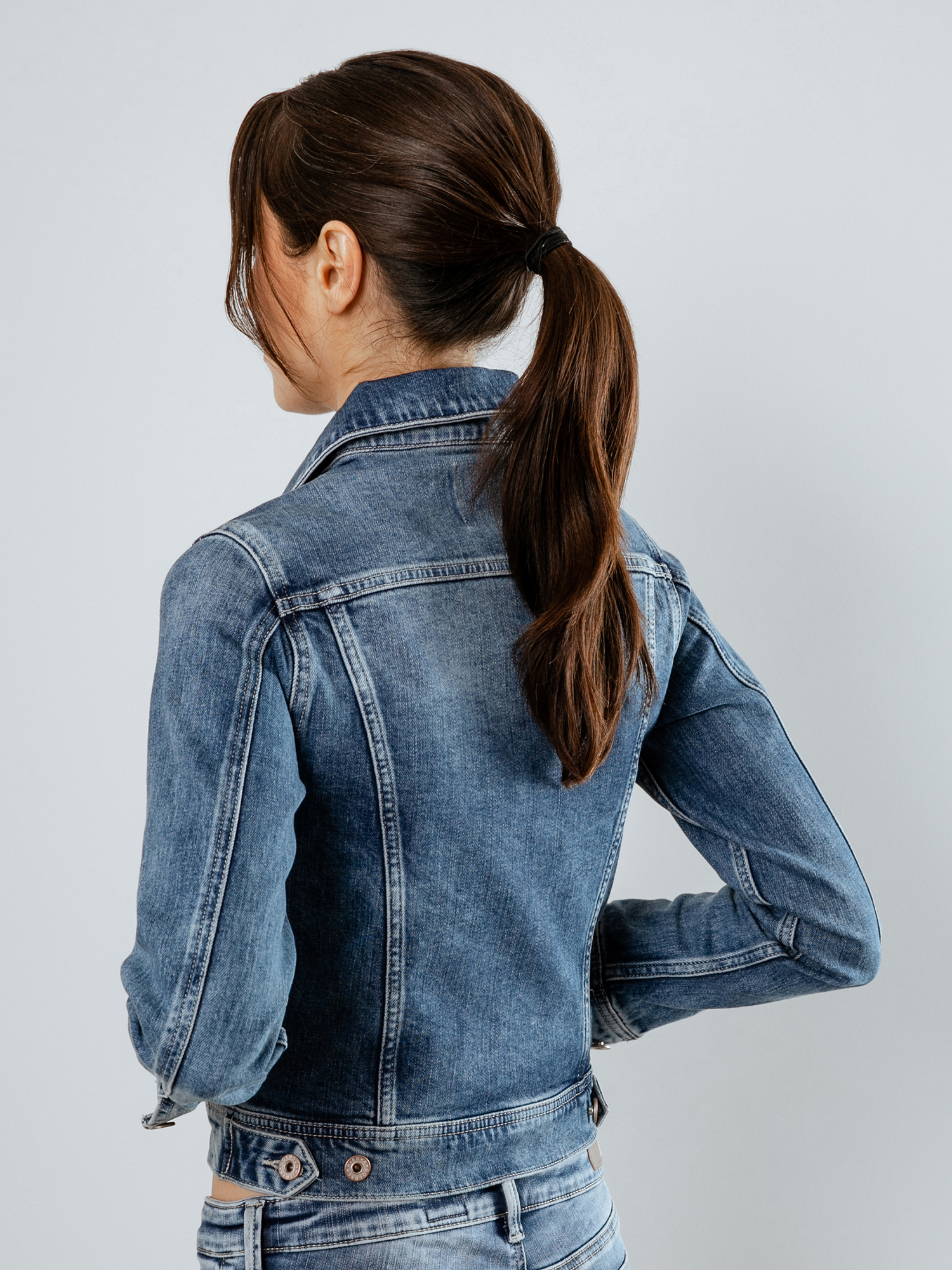 Detailansicht von Kurze Jeansjacke von ADRIANO GOLDSCHMIED