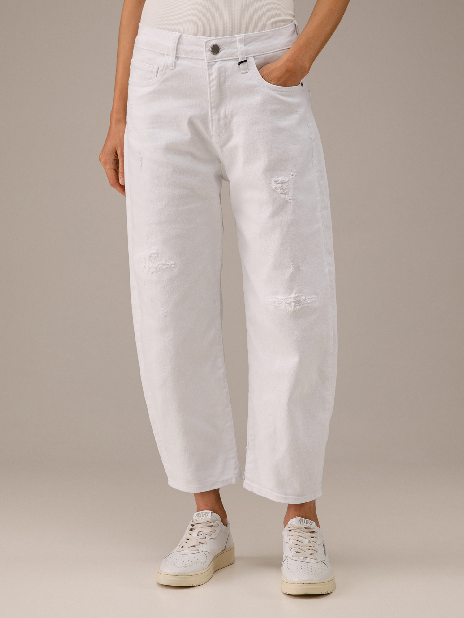 Detailansicht von Destroyed O-Shape Jeans von ELIAS RUMELIS