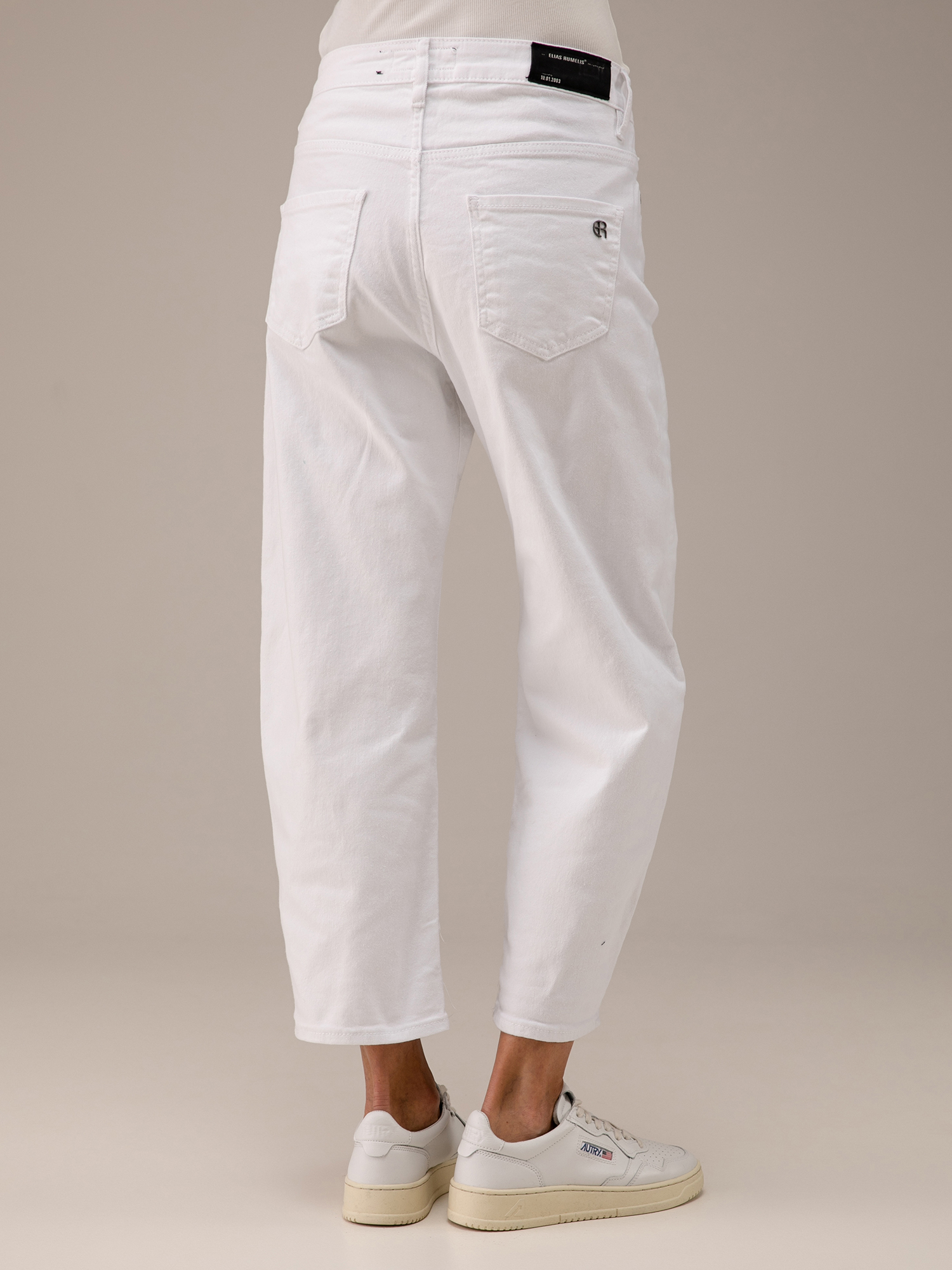 Detailansicht von Destroyed O-Shape Jeans von ELIAS RUMELIS