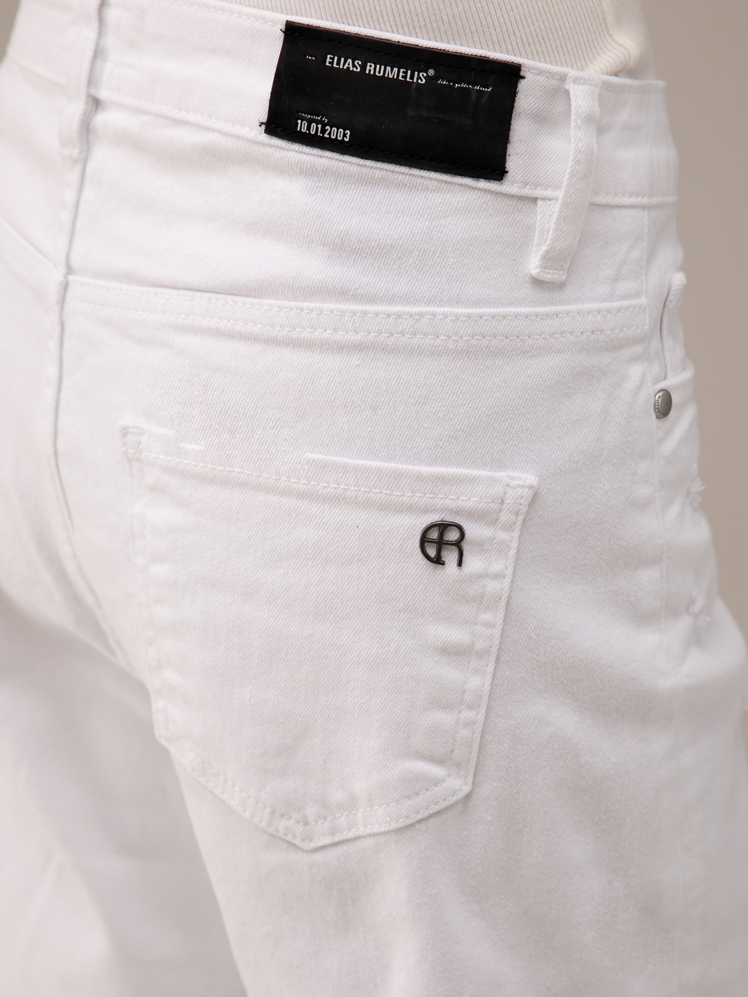 Detailansicht von Destroyed O-Shape Jeans von ELIAS RUMELIS