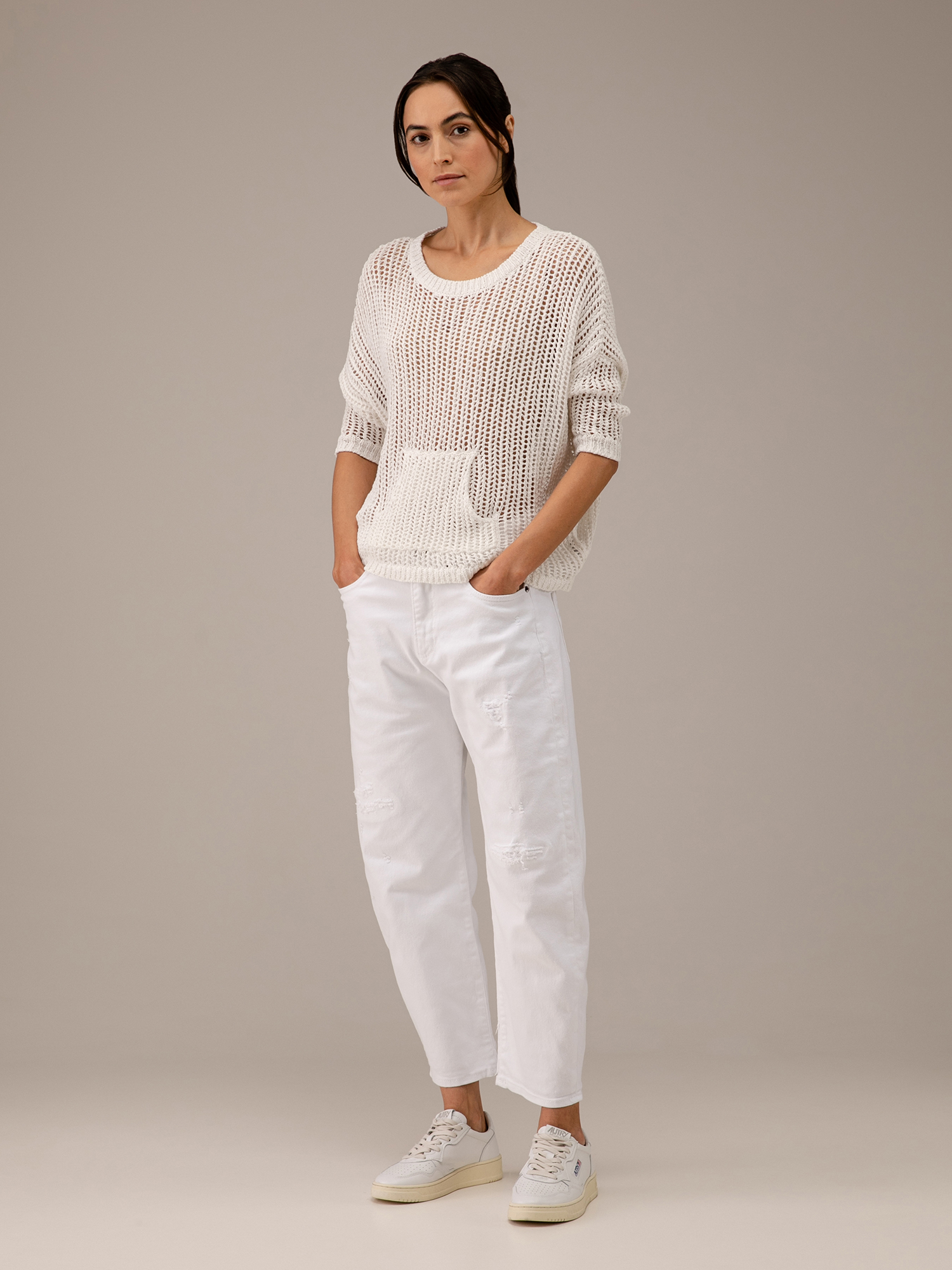 Detailansicht von Destroyed O-Shape Jeans von ELIAS RUMELIS