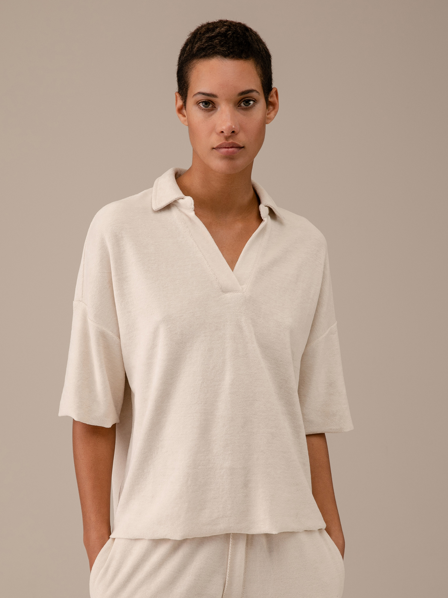 Detailansicht von Kurzarm-Poloshirt in Frotteeoptik von LOVE JOY VICTORY