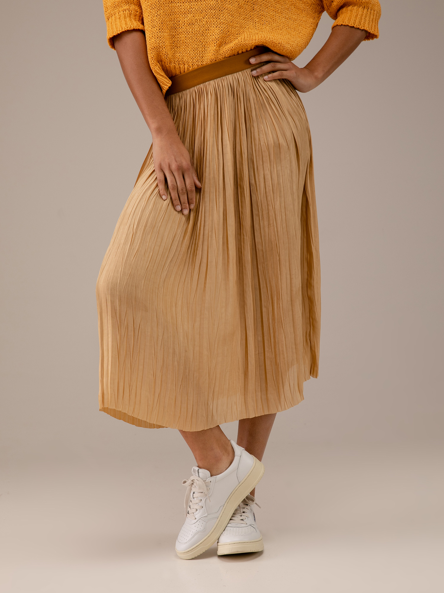 Detailansicht von Midi-Plisseerock von ROBERTO COLLINA