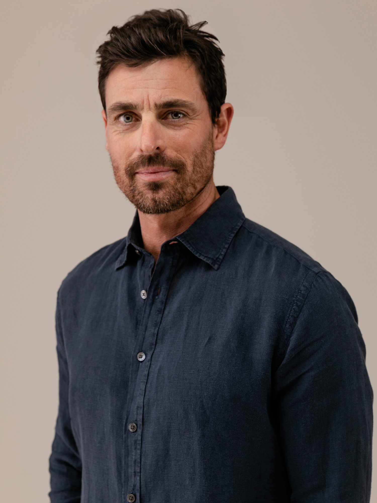 Detailansicht von Leinenhemd mit Kentkragen von 04651