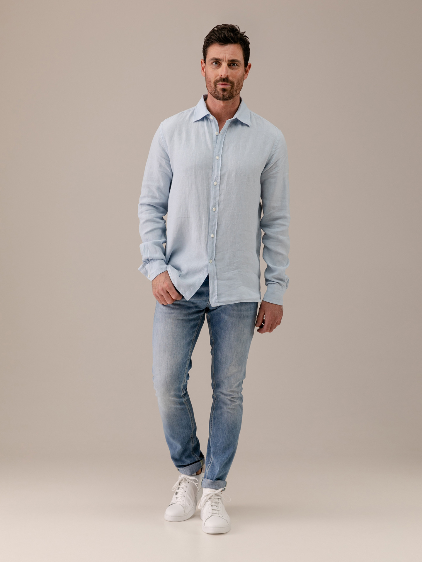 Detailansicht von Leinenhemd mit Kentkragen von 04651