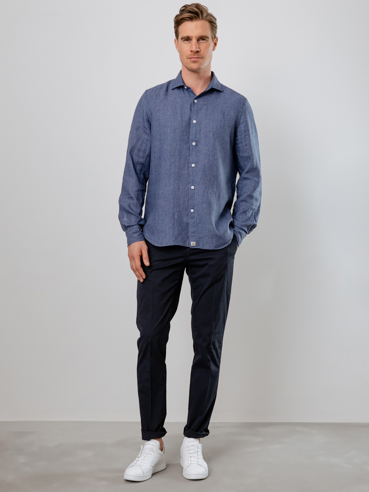 Detailansicht von Leinenhemd mit Kentkragen von SONRISA