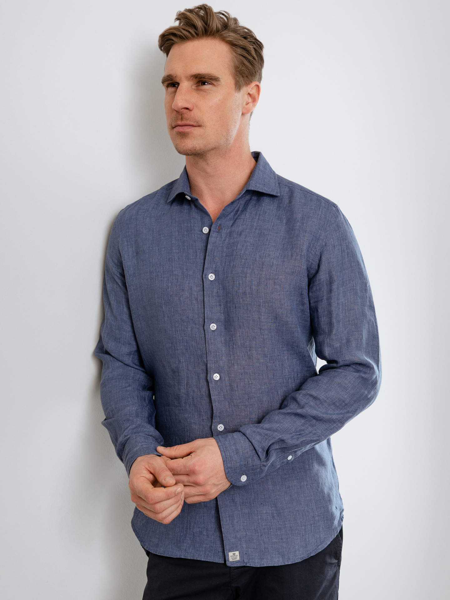 Detailansicht von Leinenhemd mit Kentkragen von SONRISA