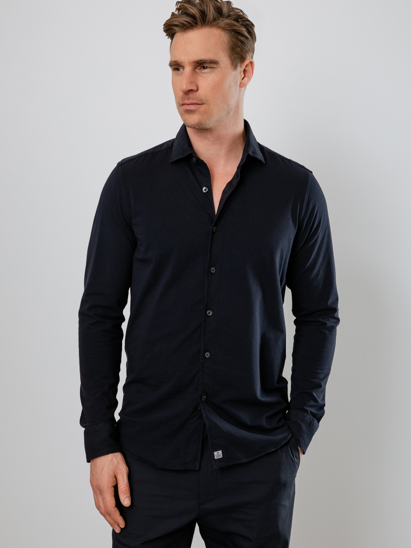 Detailansicht von Baumwollhemd mit Haifischkragen von SONRISA