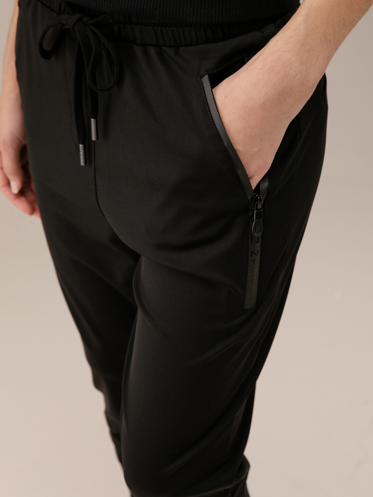 Detailansicht von Hose im Jogging-Stil von ZHRILL
