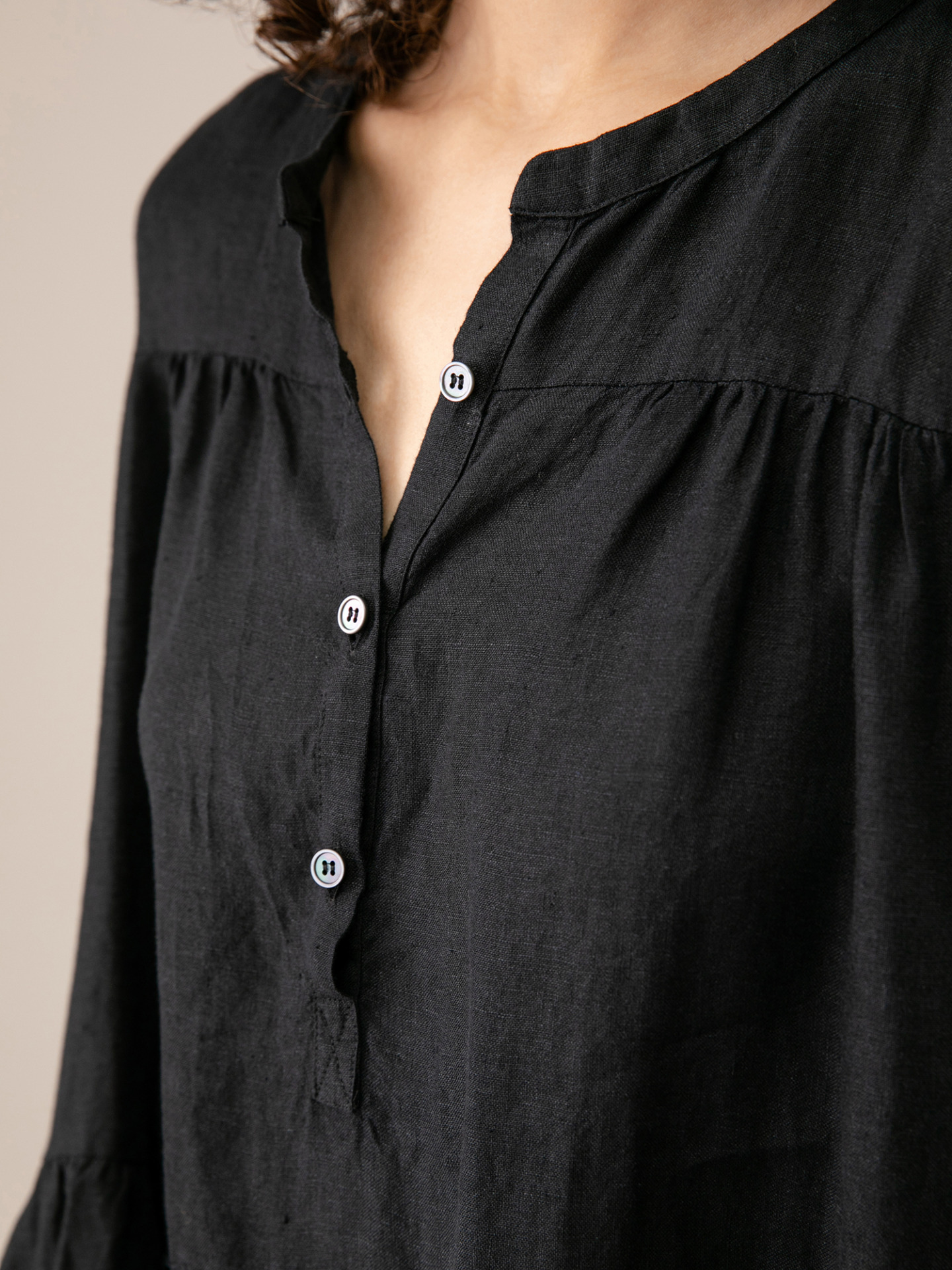 Detailansicht von Midi-Blusenkleid aus Leinen von ROBERT FRIEDMAN