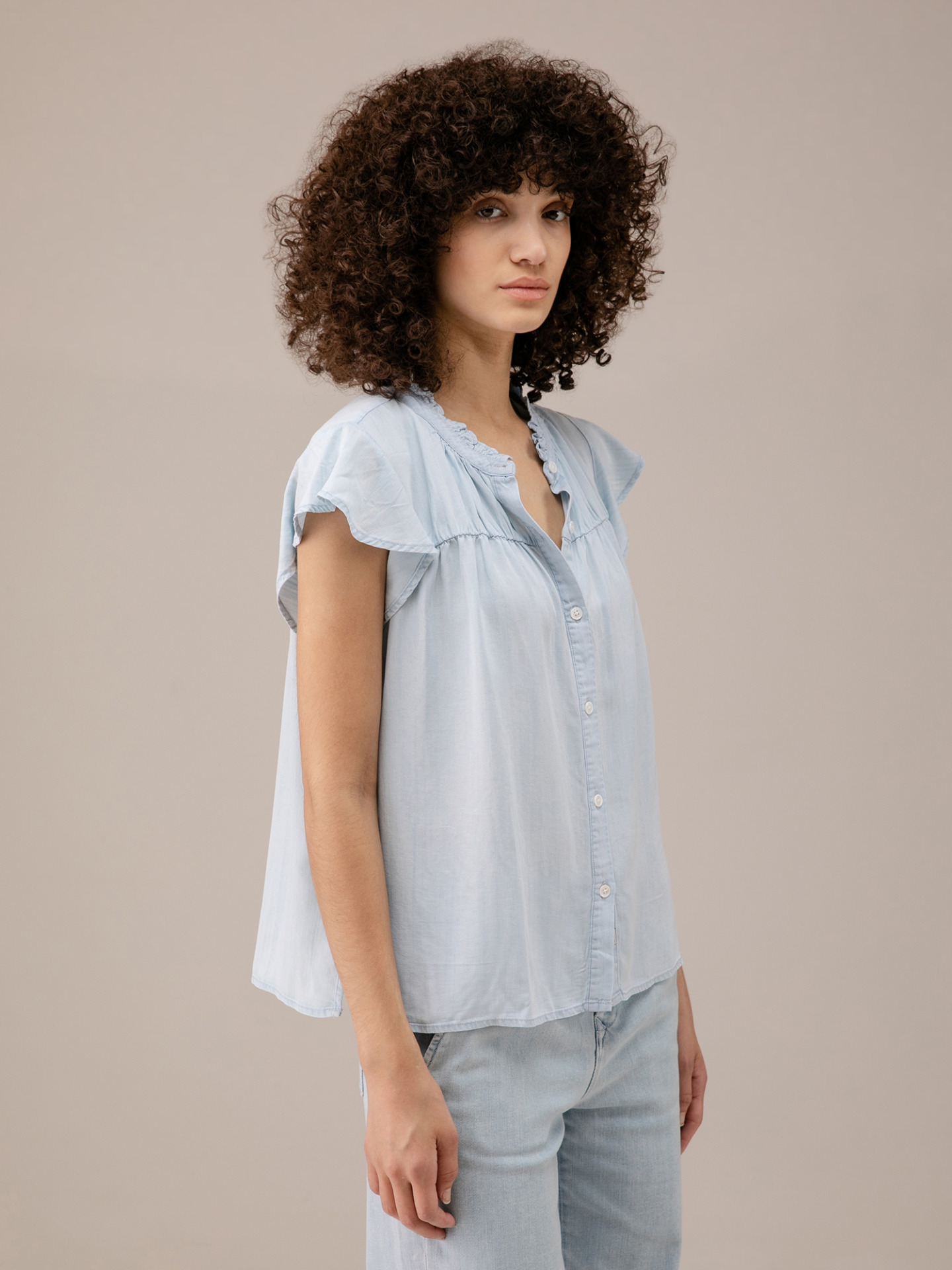 Detailansicht von Kurzarm-Bluse mit Rüschung von RAILS