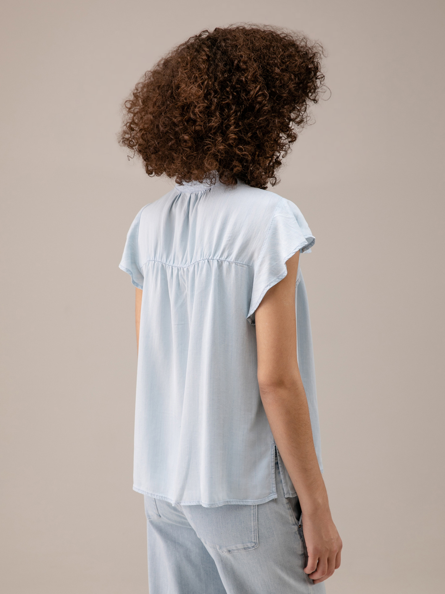 Detailansicht von Kurzarm-Bluse mit Rüschung von RAILS