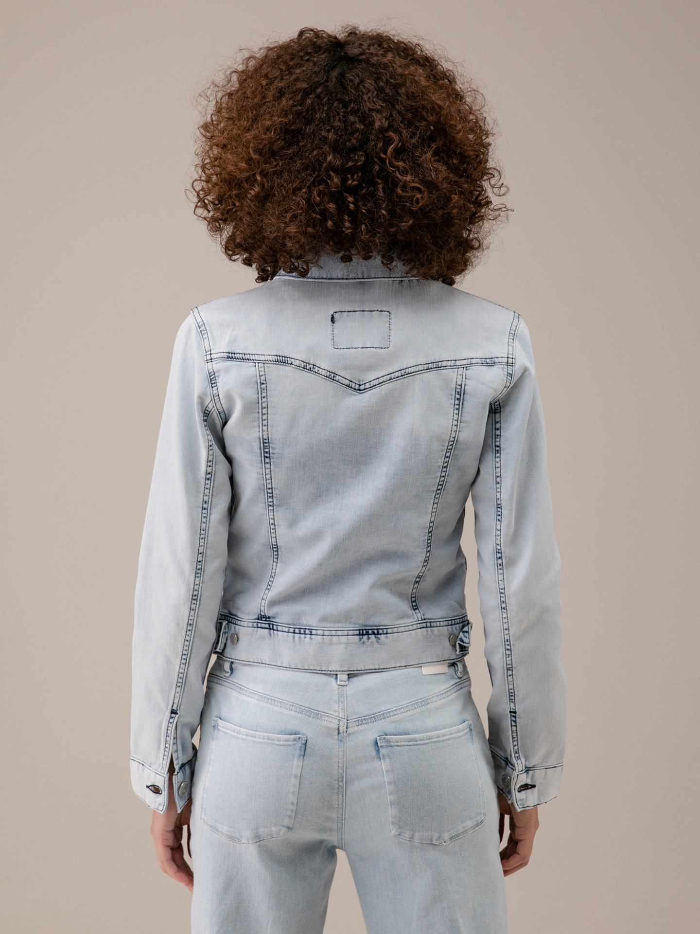 Detailansicht von Jeansjacke von HERRLICHER