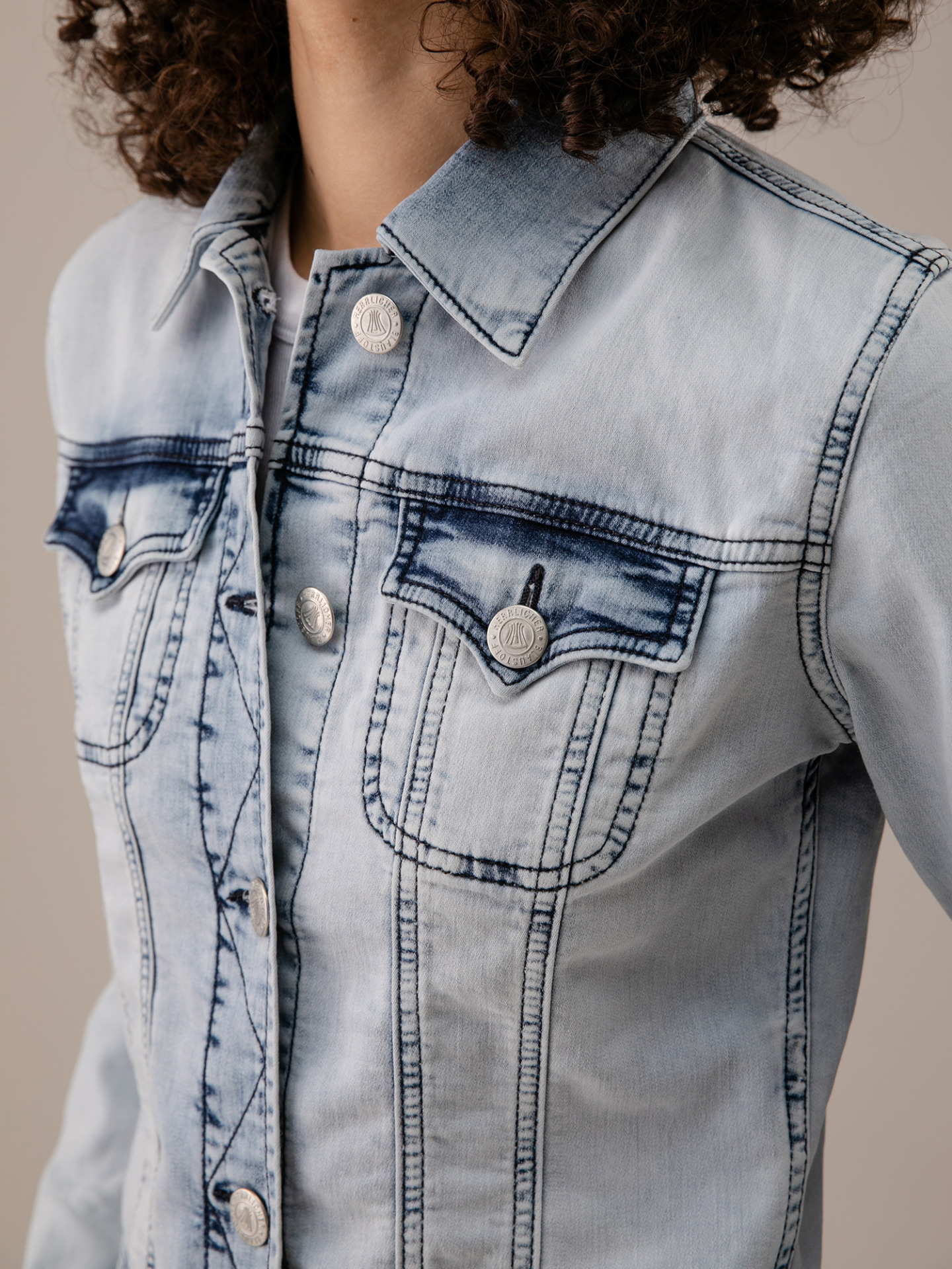 Detailansicht von Jeansjacke von HERRLICHER