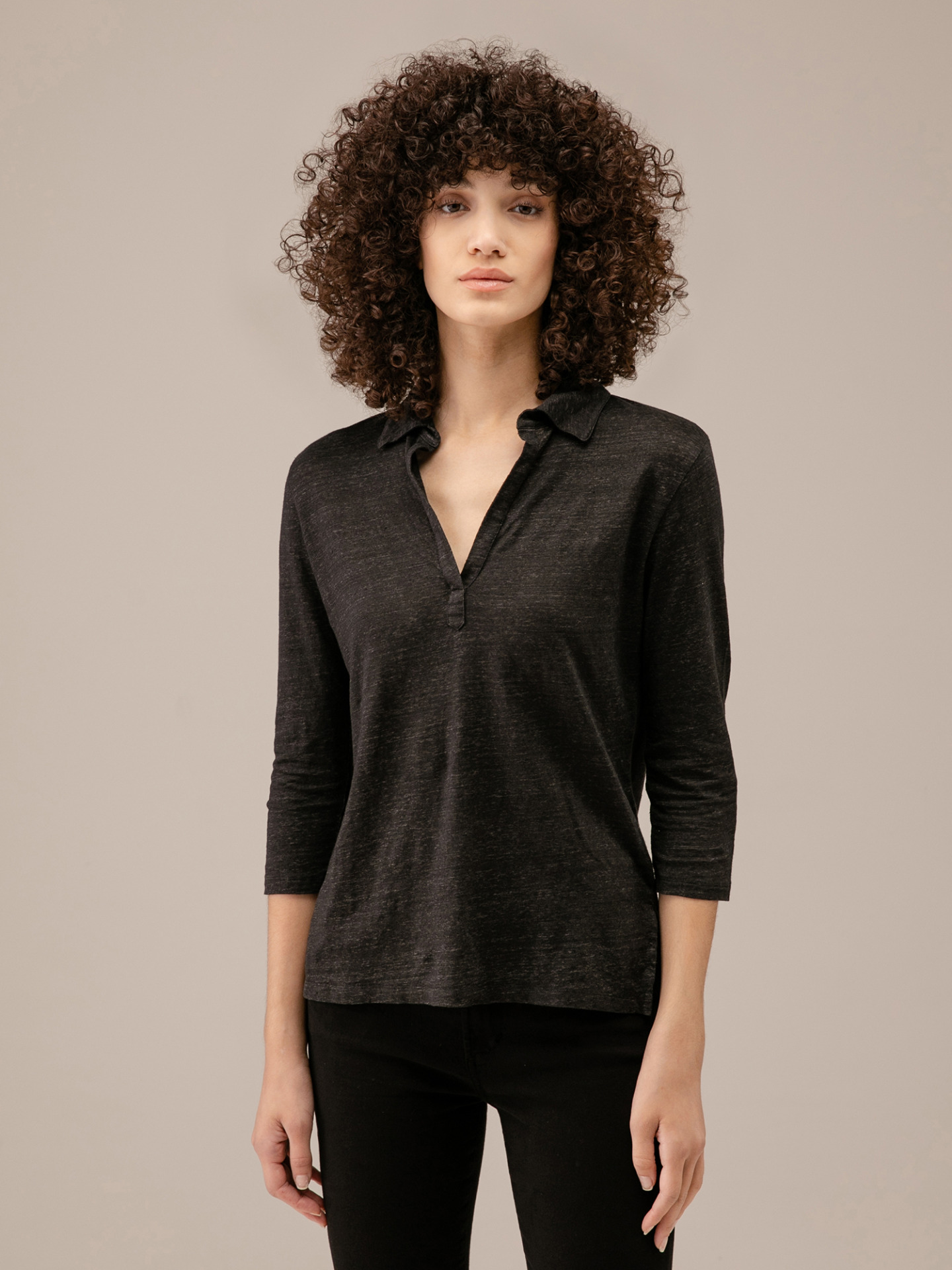 Detailansicht von Poloshirt mit 3/4-Arm aus Leinen von UNIVERSEL