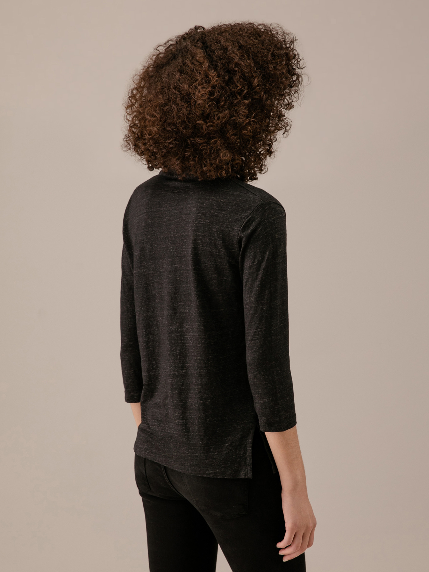 Detailansicht von Poloshirt mit 3/4-Arm aus Leinen von UNIVERSEL